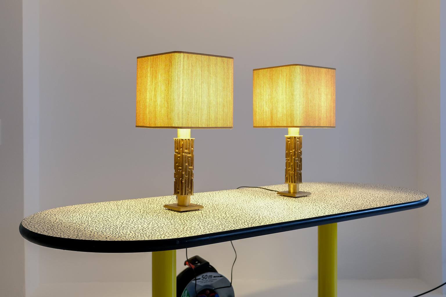 Milieu du XXe siècle Paire de lampes de table brutalistes en laiton par angelo brotto, Italie, années 1960 en vente