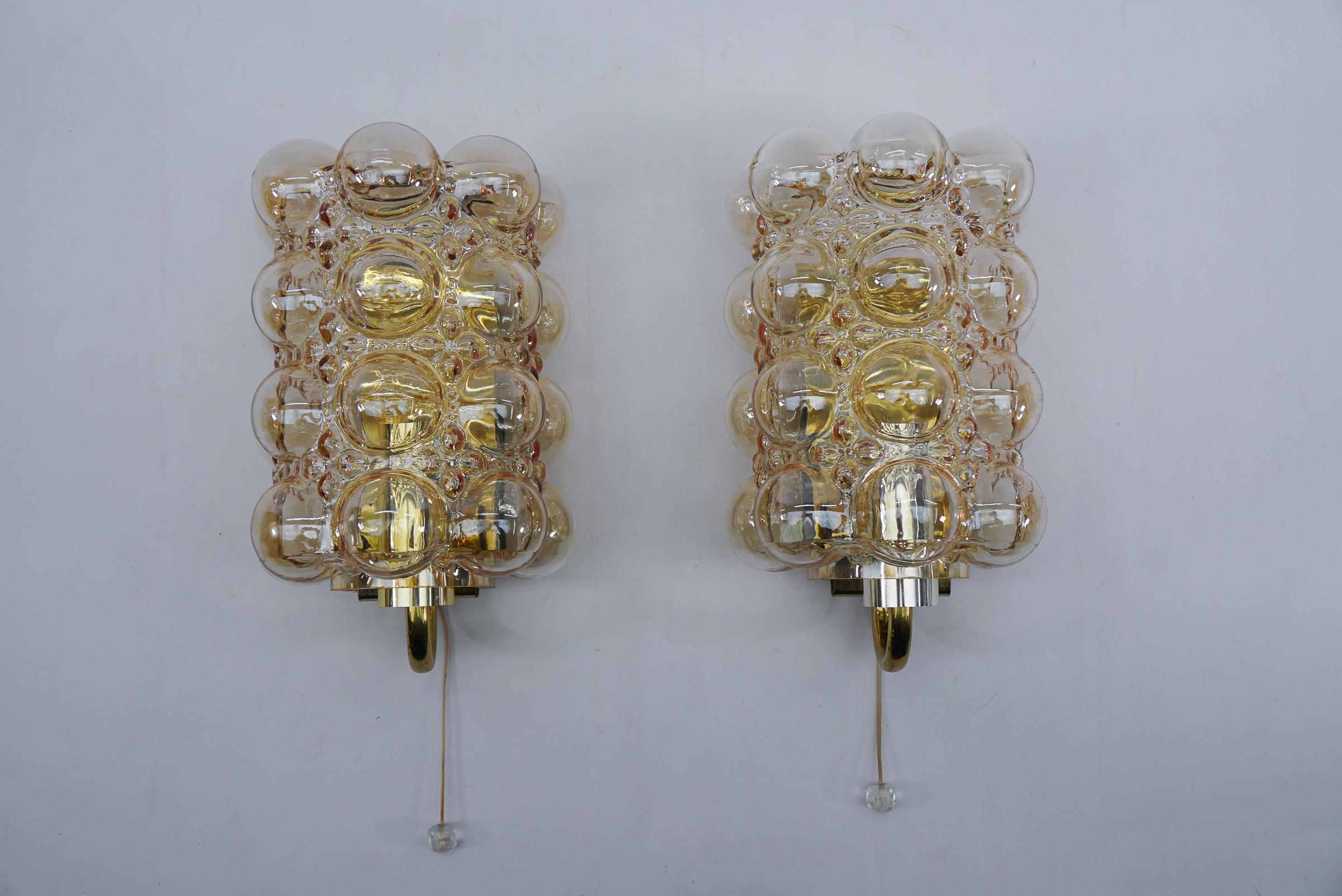 Executed in glass and metal. Each lamp need 1 x E14 / E15 Edison screw fit bulb is wired, in working condition and runs both on 110 / 230 volt. Dimmable.

Our lamps are checked, cleaned and are suitable for use in the USA.