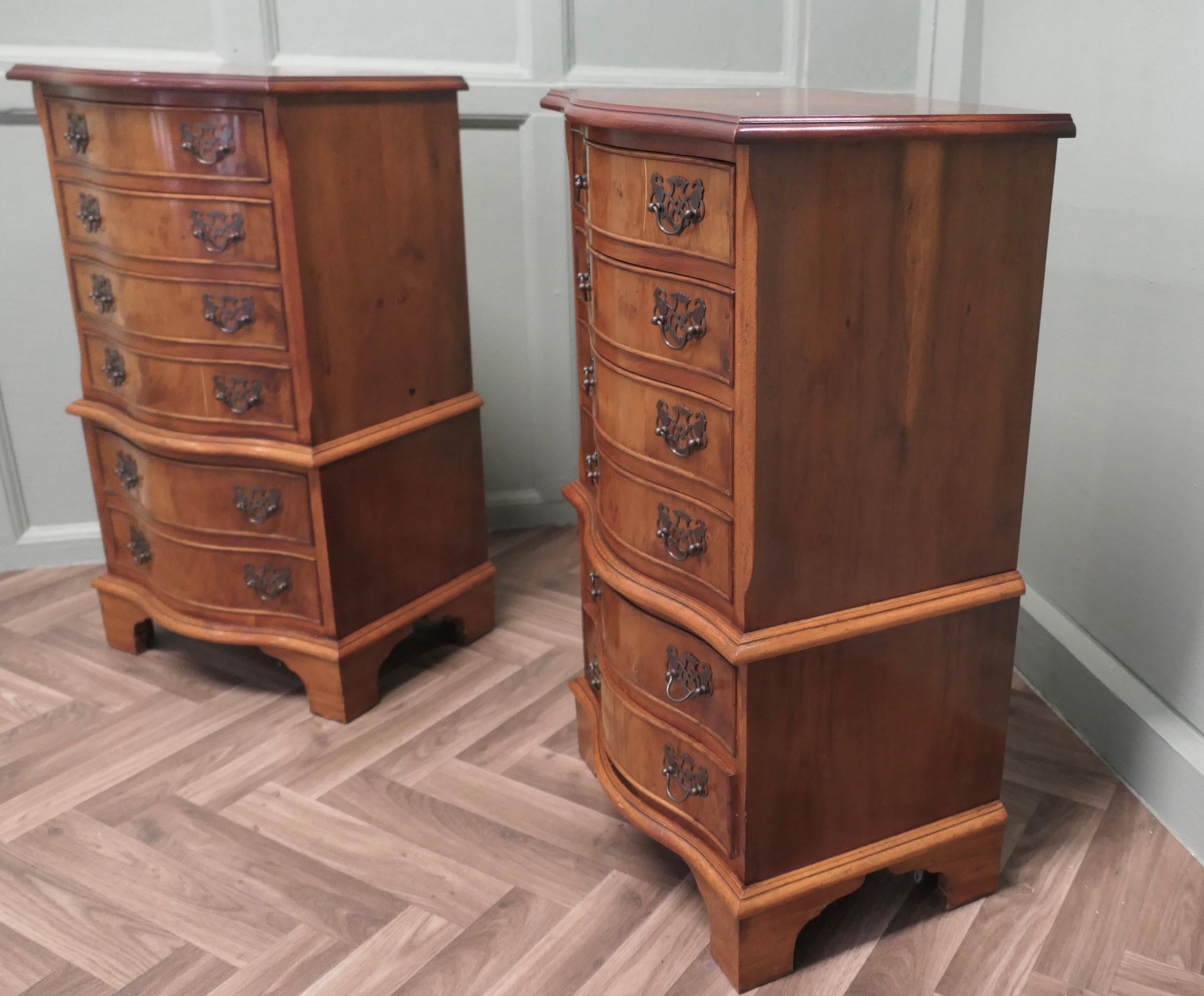 A Pair of Bur Yew Chest of Drawers  These are wonderful little chests In Good Condition For Sale In Godshill, Isle of Wight