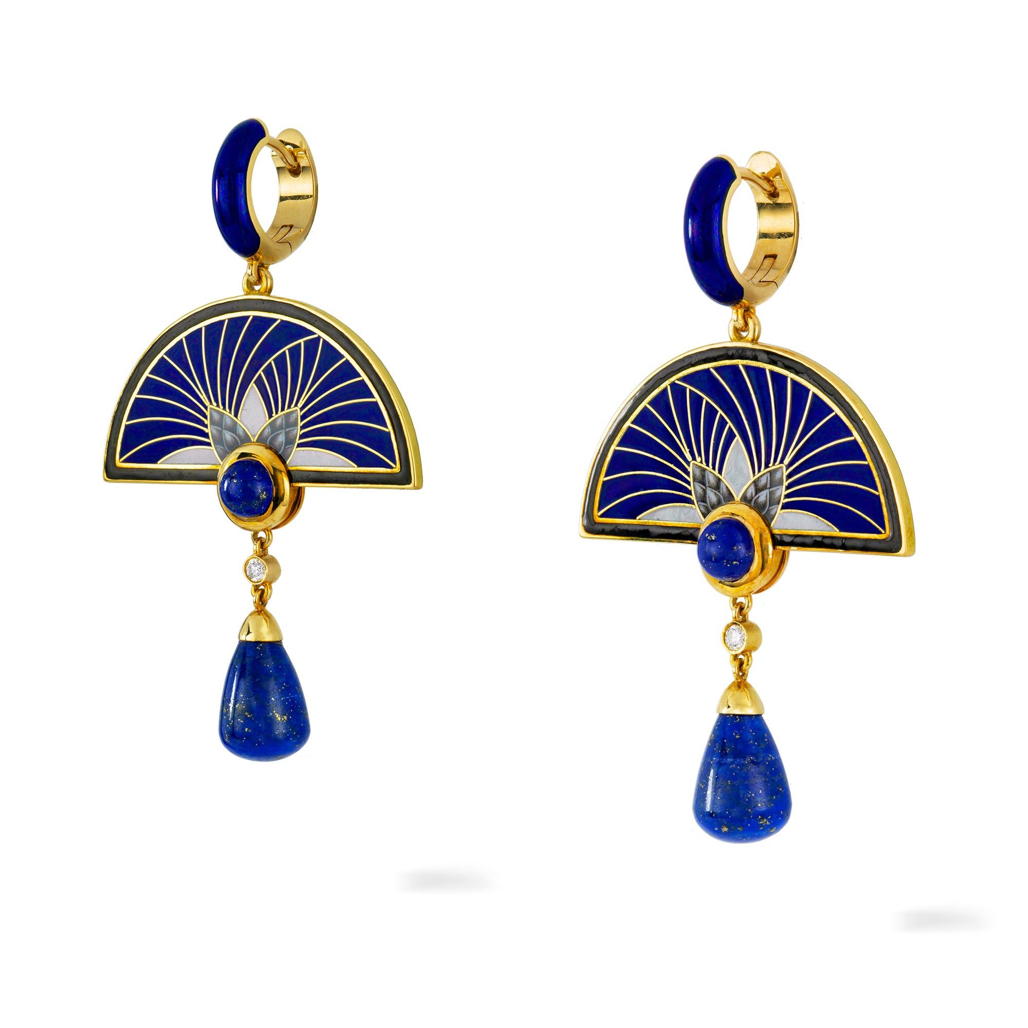 Ein Paar Kletten-Ohrringe von Ilgiz F., jeweils mit einer halbkreisförmigen emaillierten Platte, auf der zwei Kletten abgebildet sind, besetzt mit einem runden Lapis-Cabochon und einem Diamant- und Lapis-Tropfen, aufgehängt an einer blau