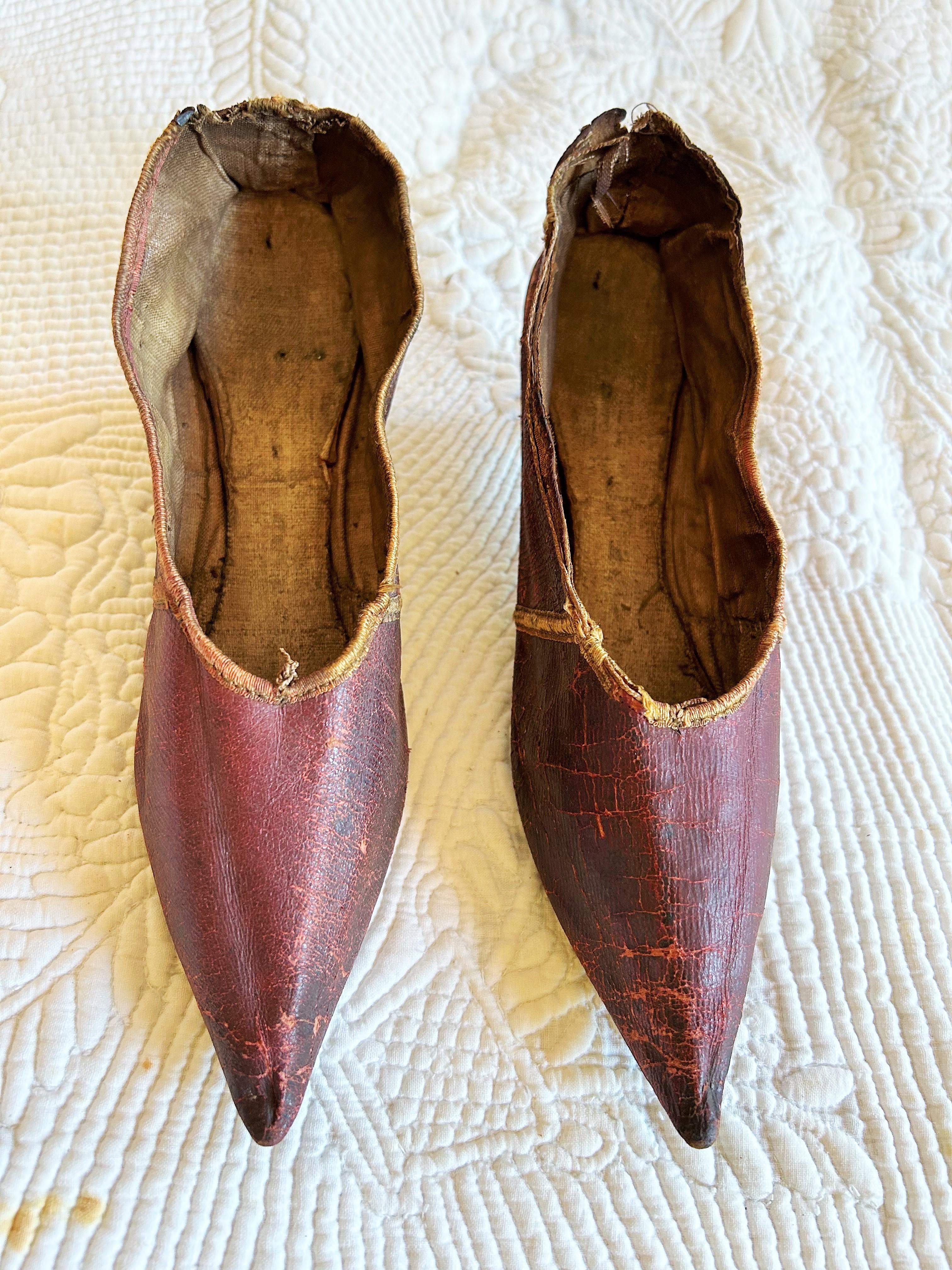 Une paire de chaussures en cuir bordeaux vers 1790-1800 en vente 5