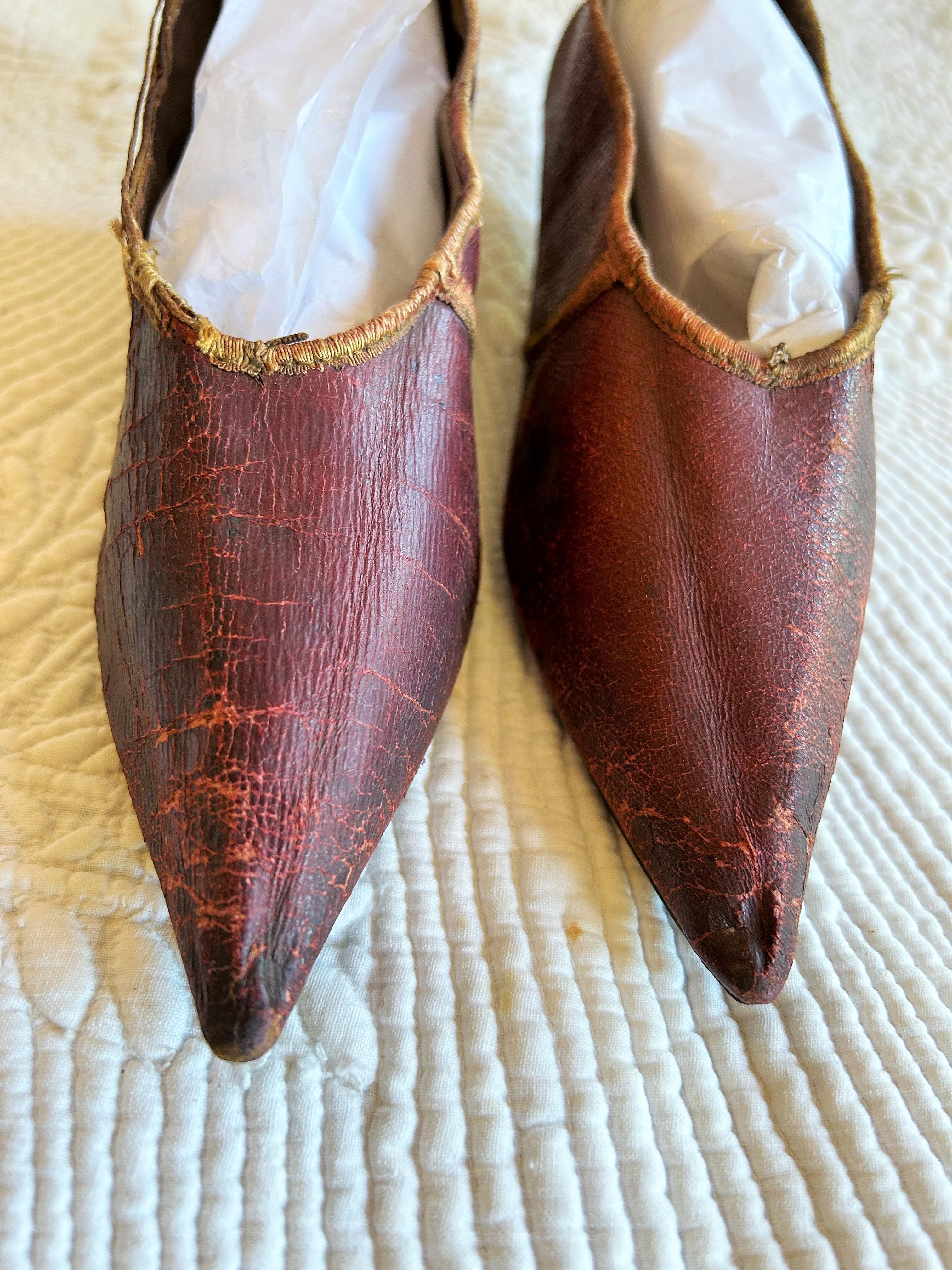 Une paire de chaussures en cuir bordeaux vers 1790-1800 en vente 6