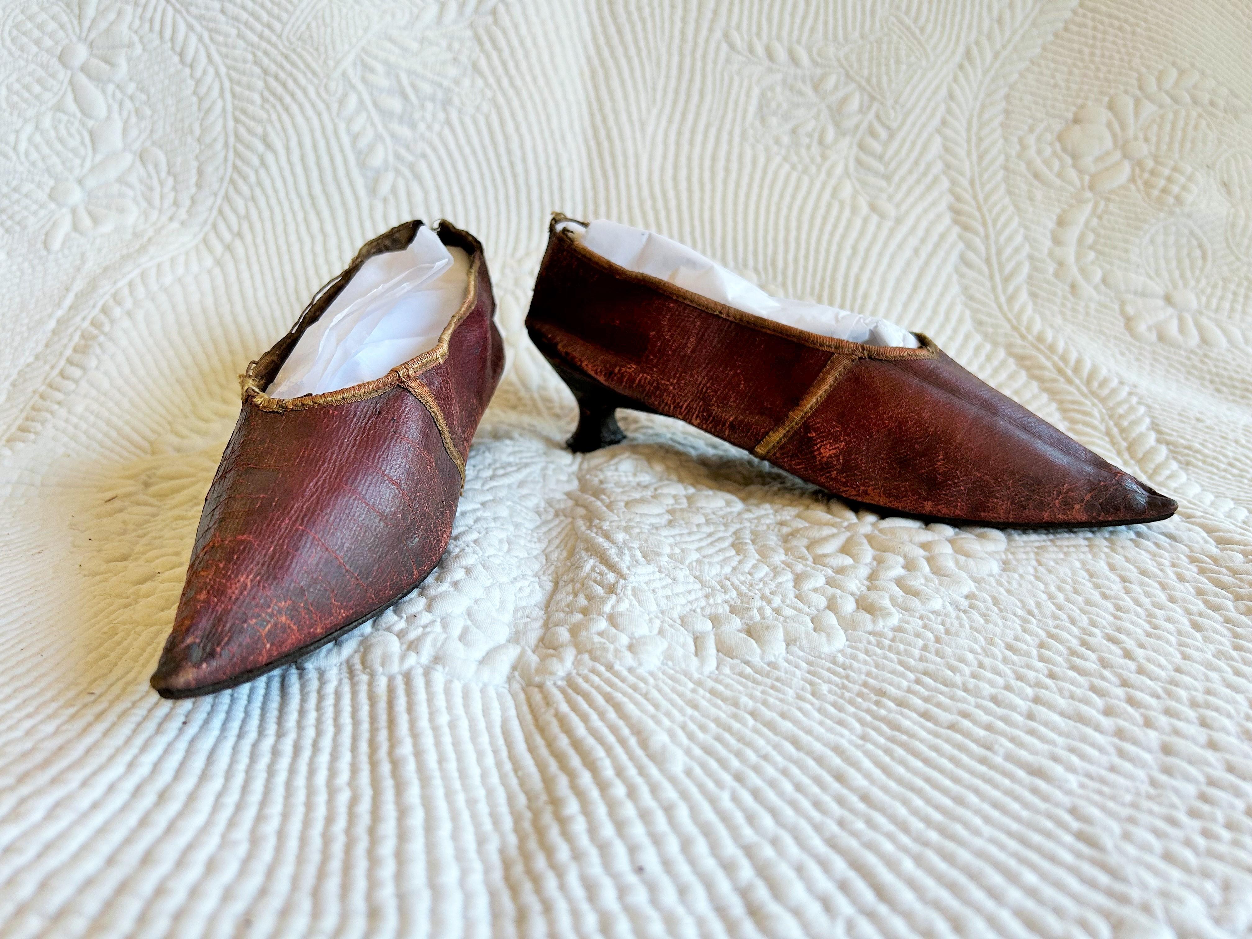 Ein Paar burgunderrote Lederschuhe Circa 1790-1800 im Angebot 8