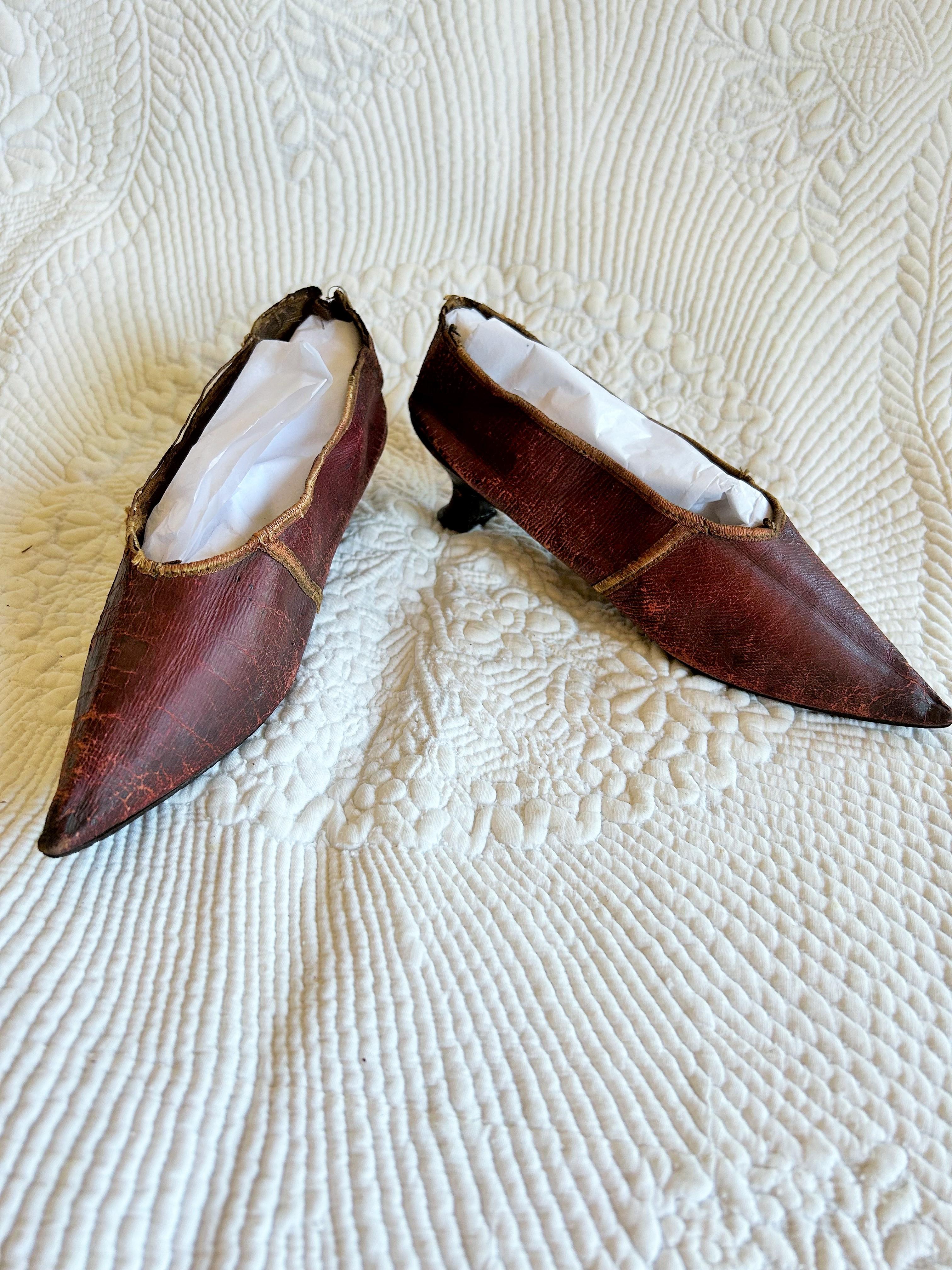 Une paire de chaussures en cuir bordeaux vers 1790-1800 en vente 8