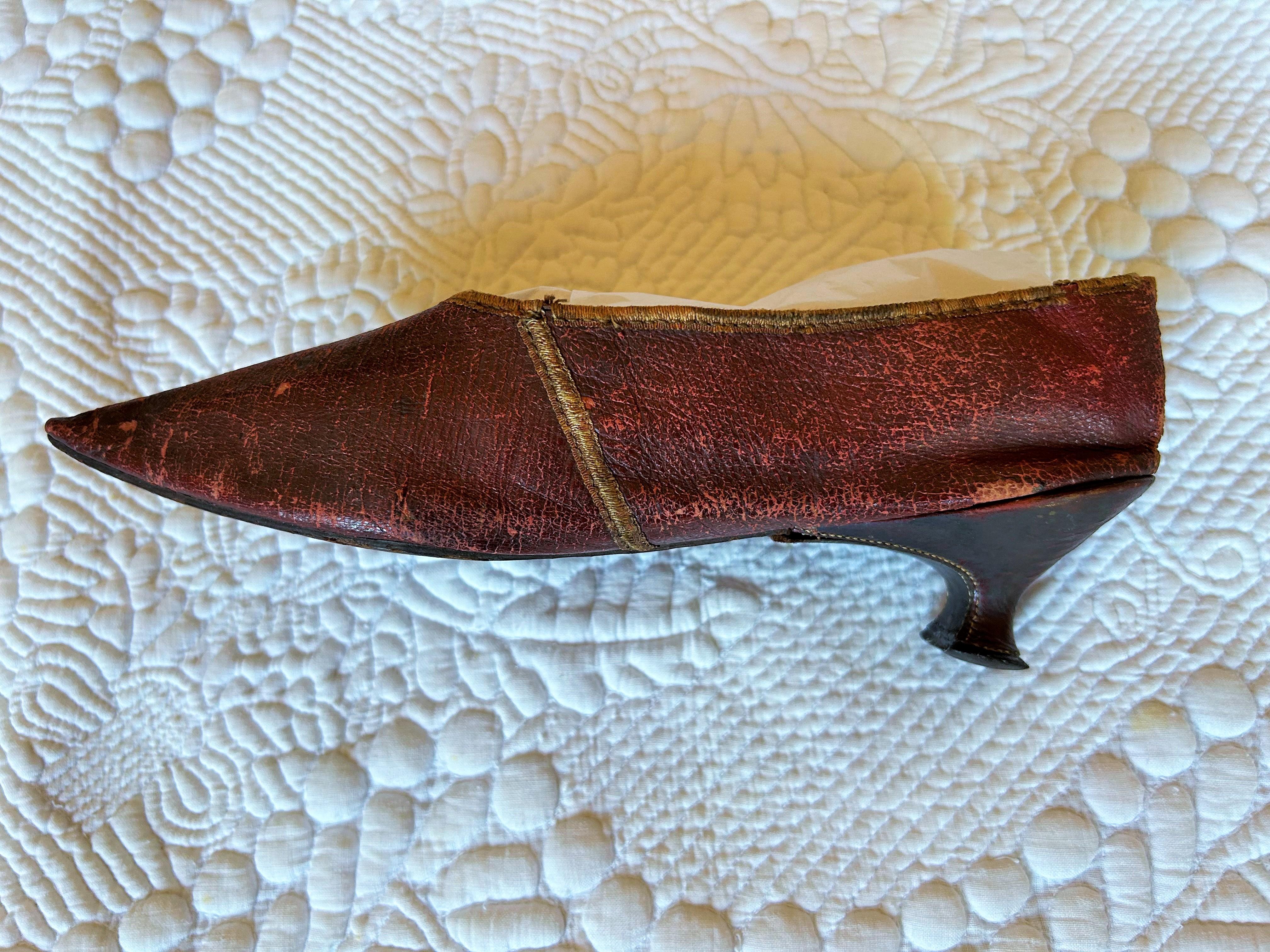 Une paire de chaussures en cuir bordeaux vers 1790-1800 en vente 9