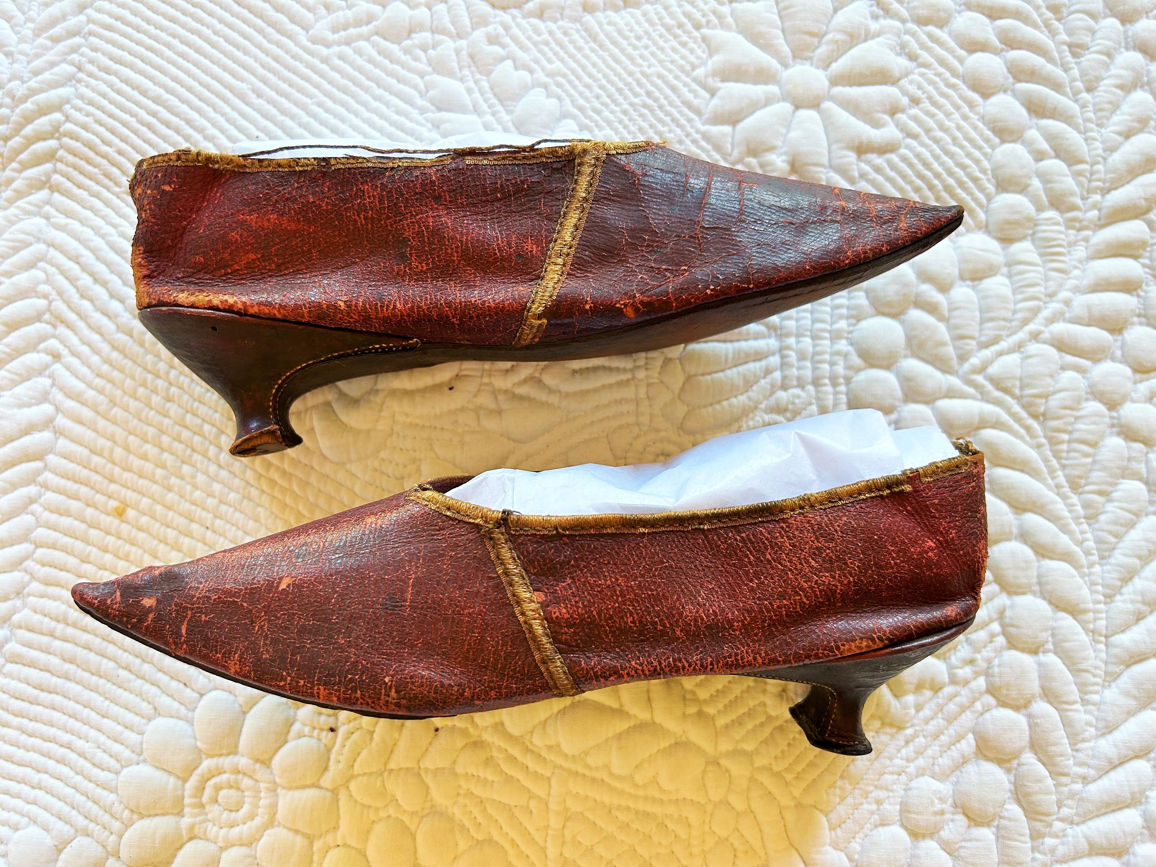 Une paire de chaussures en cuir bordeaux vers 1790-1800 en vente 10