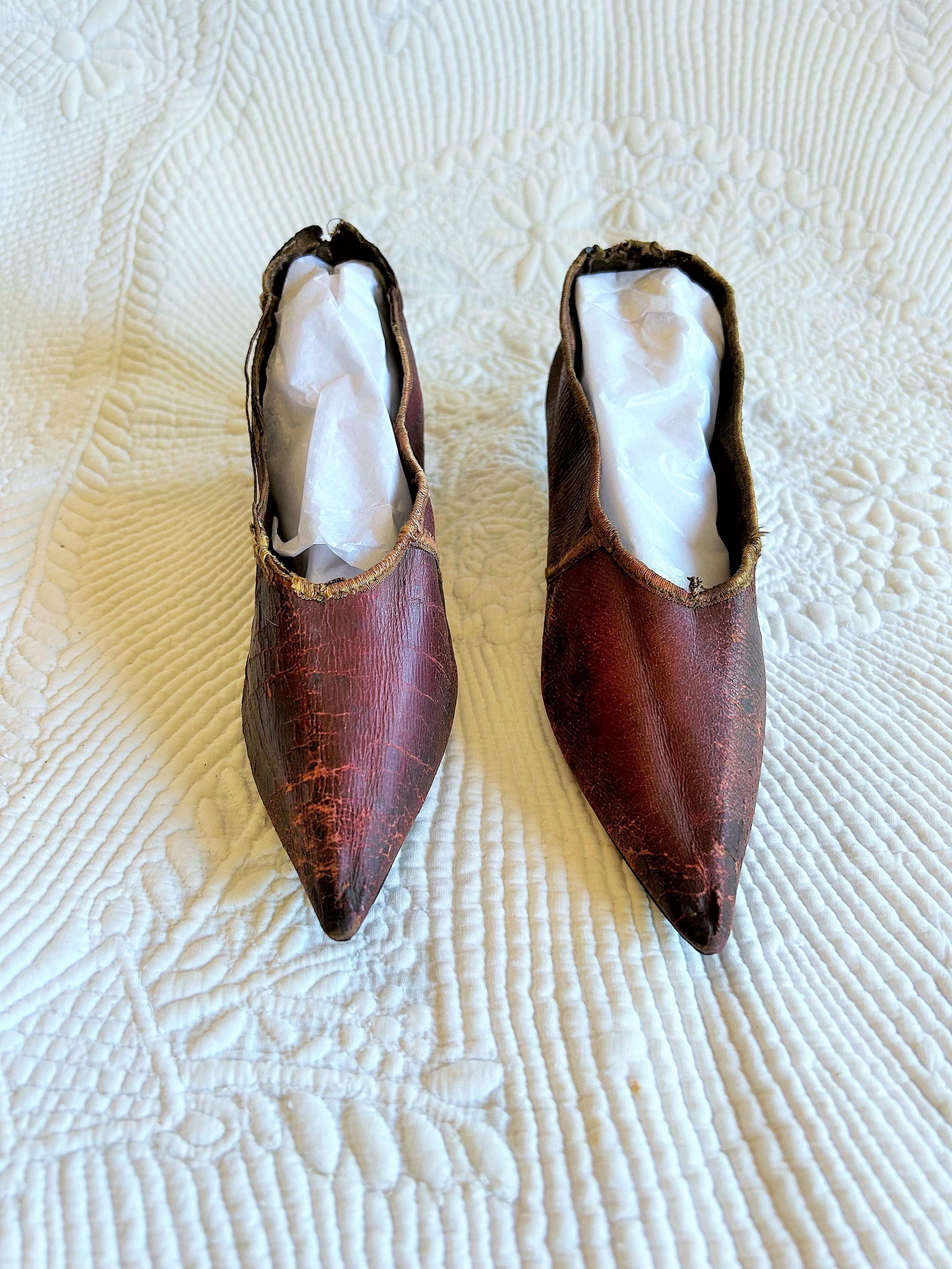 Une paire de chaussures en cuir bordeaux vers 1790-1800 État moyen - En vente à Toulon, FR