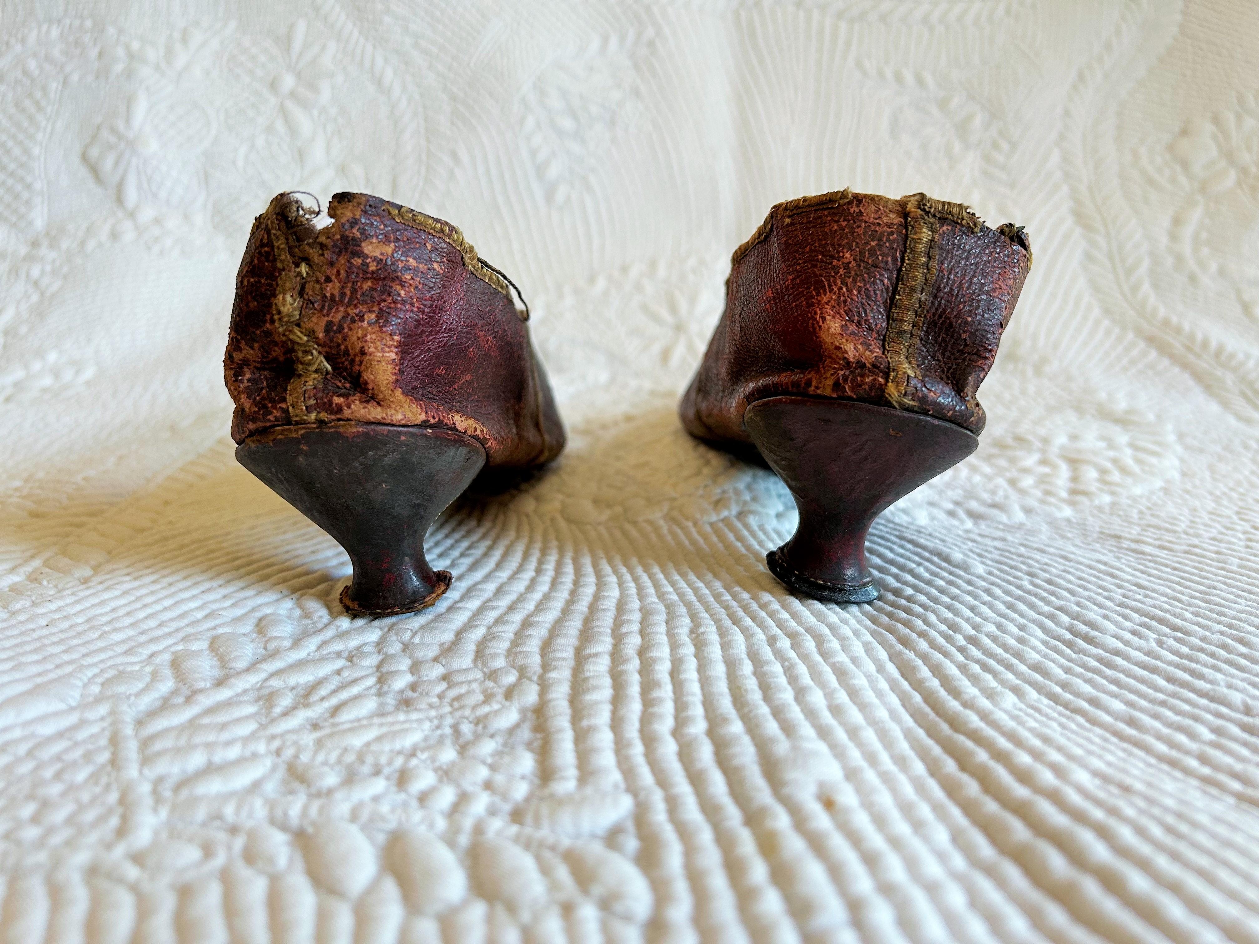 A pair of burgundy leather shoes Circa 1790-1800 For Sale 1
