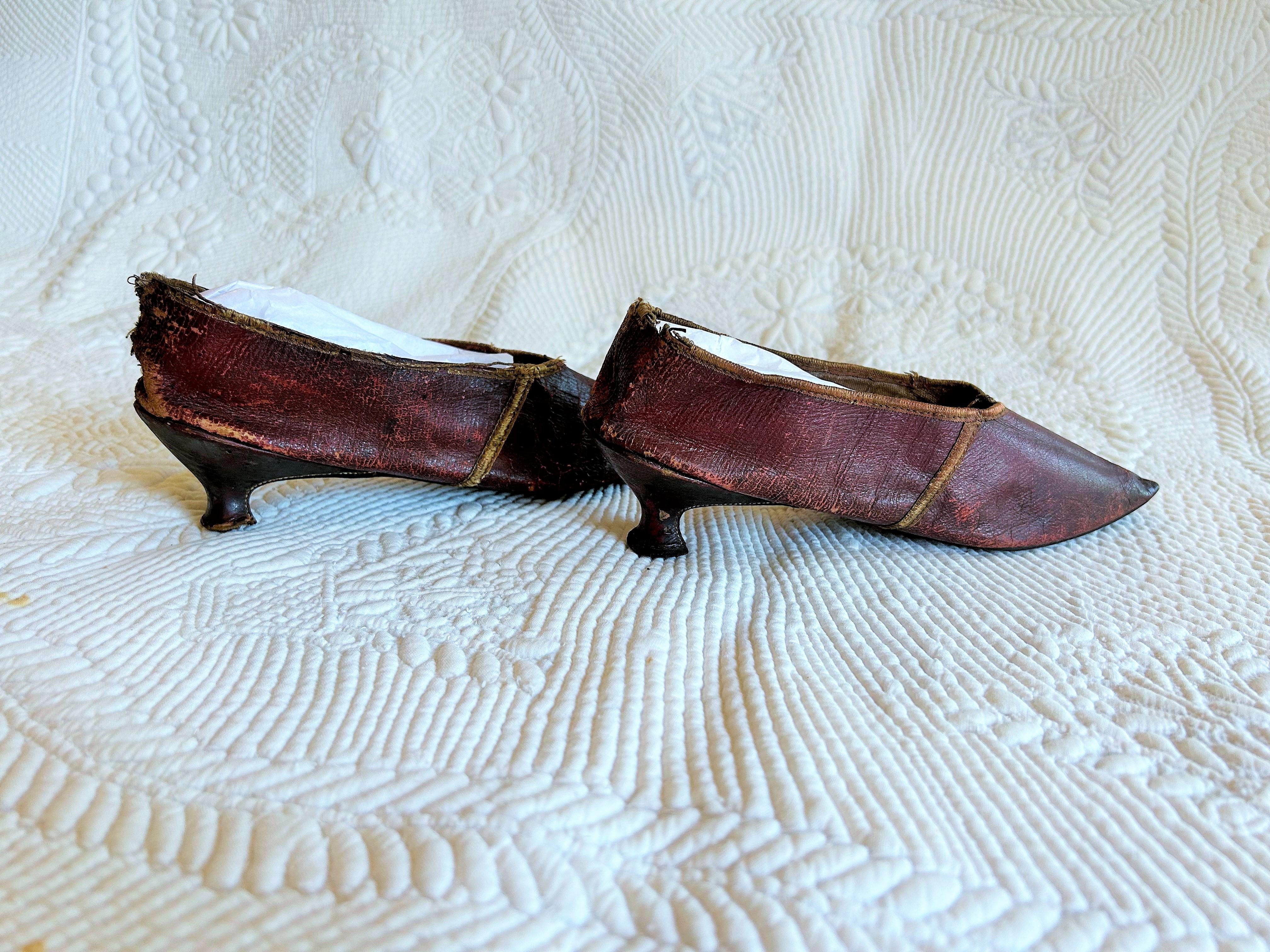 Ein Paar burgunderrote Lederschuhe Circa 1790-1800 im Angebot 2