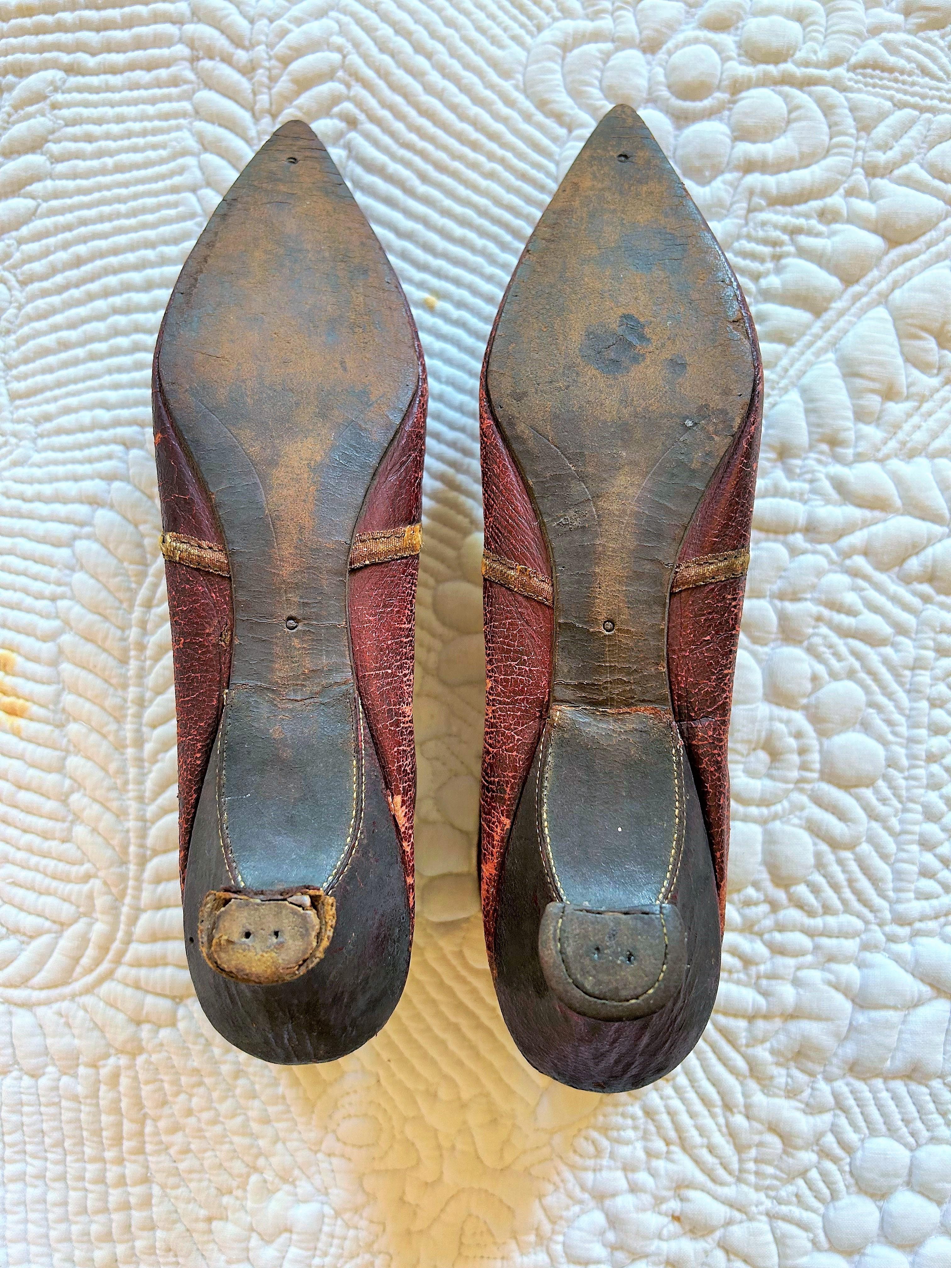 Une paire de chaussures en cuir bordeaux vers 1790-1800 en vente 2
