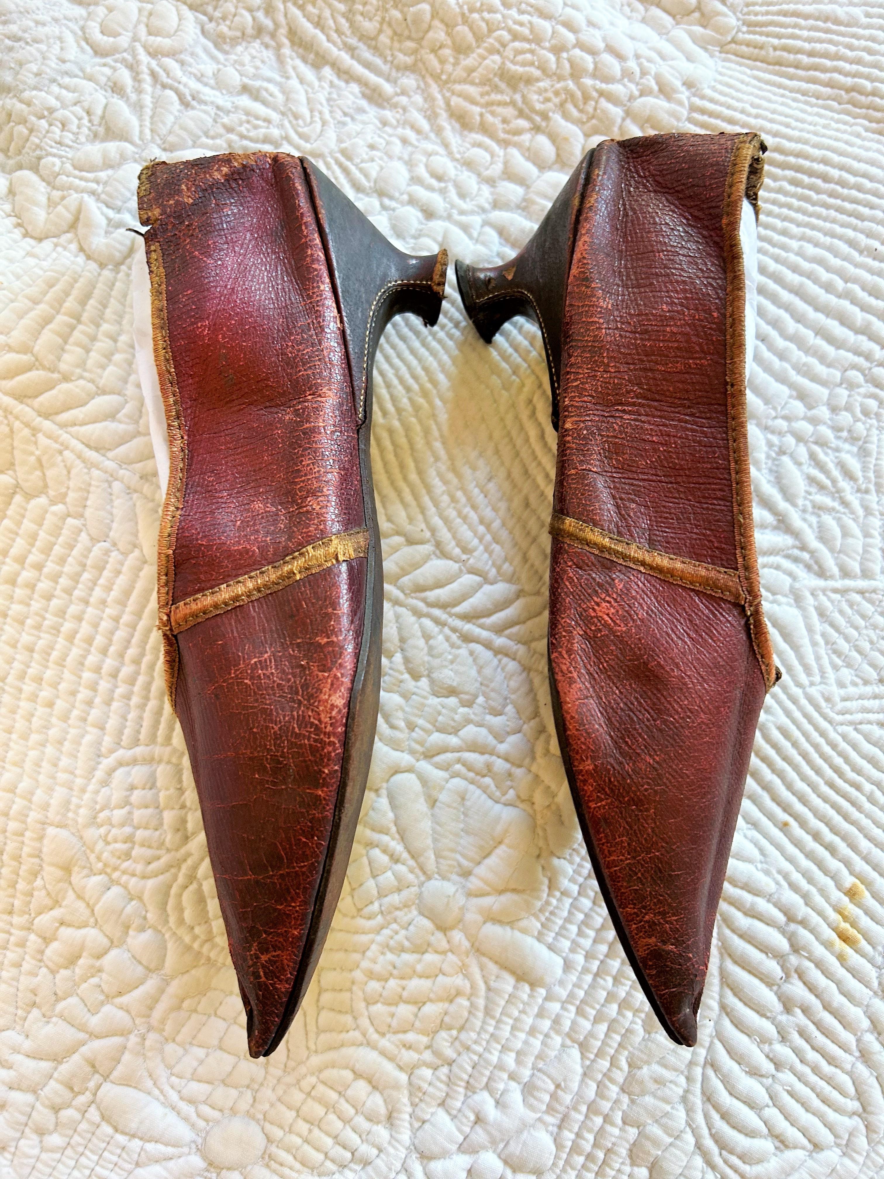 Ein Paar burgunderrote Lederschuhe Circa 1790-1800 im Angebot 4