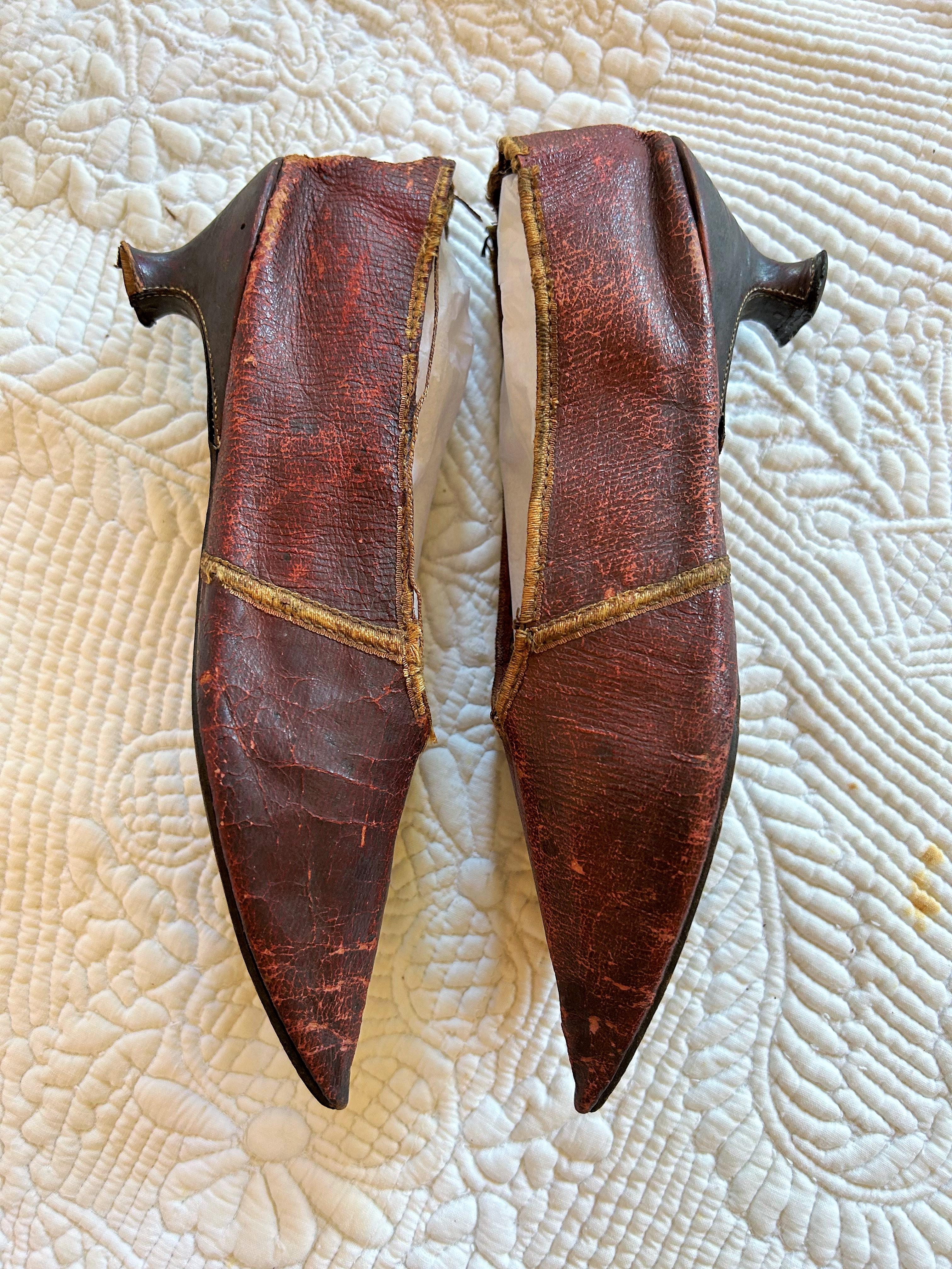 Une paire de chaussures en cuir bordeaux vers 1790-1800 en vente 4