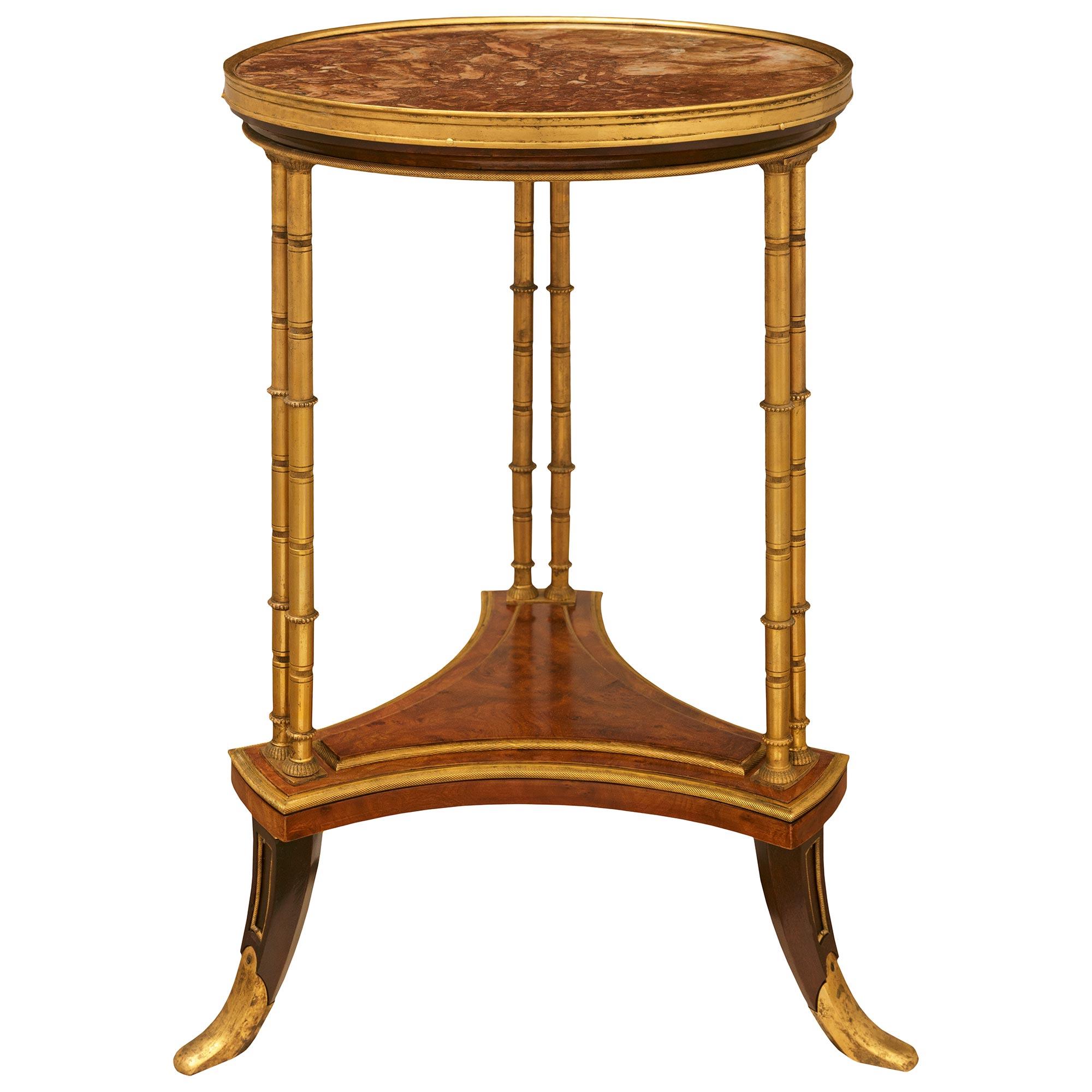 Louis XVI Paire de tables d'appoint en ronce de noyer, acajou, bronze doré et marbre Breccia en vente