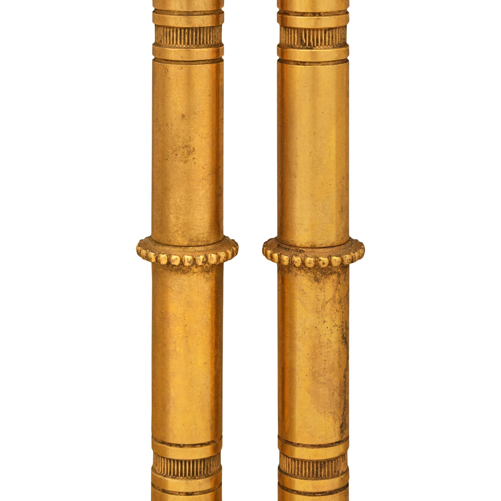 Français Paire de tables d'appoint en ronce de noyer, acajou, bronze doré et marbre Breccia en vente