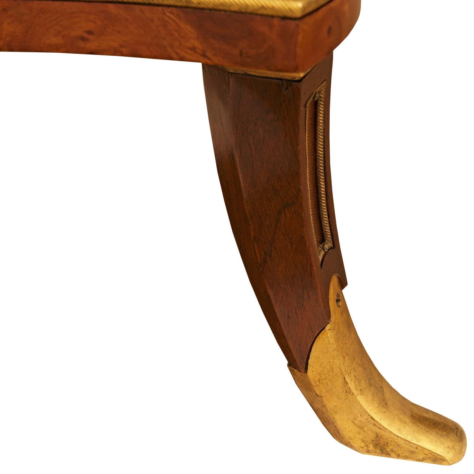 Paire de tables d'appoint en ronce de noyer, acajou, bronze doré et marbre Breccia Bon état - En vente à West Palm Beach, FL