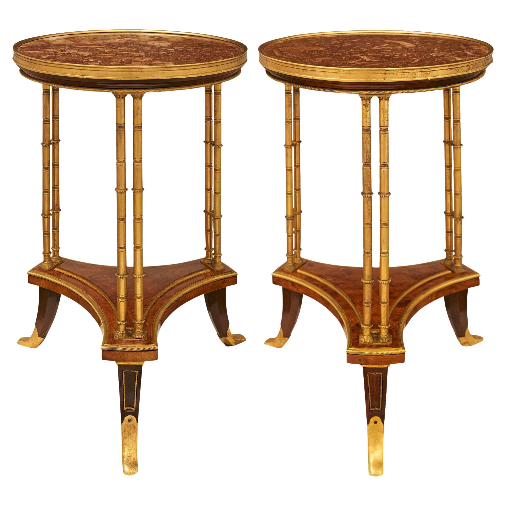 Paire de tables d'appoint en ronce de noyer, acajou, bronze doré et marbre Breccia en vente