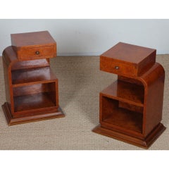 Une paire de tables de chevet en bois de loupe datant des années 1930