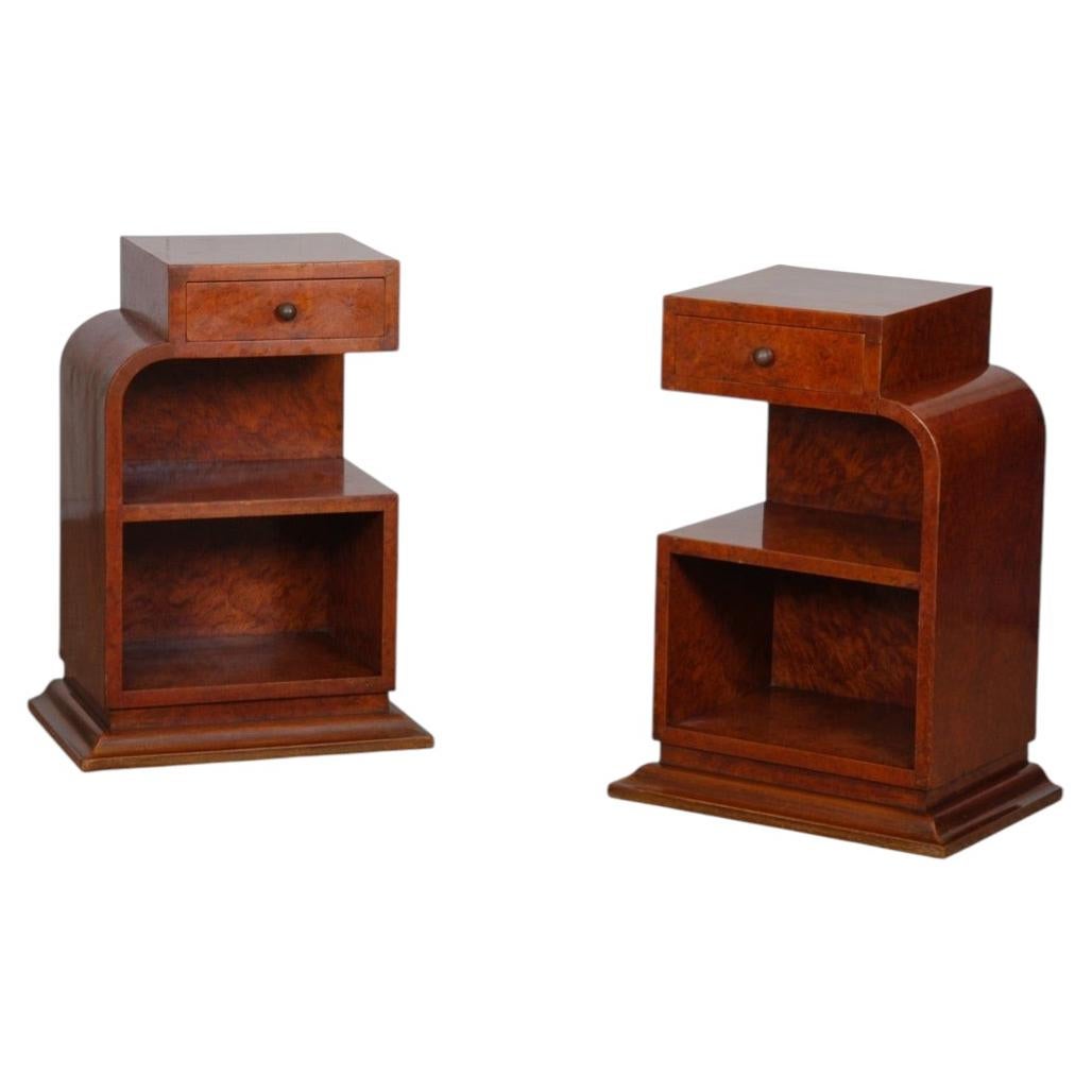 Une paire de tables de chevet en bois de loupe datant des années 1930