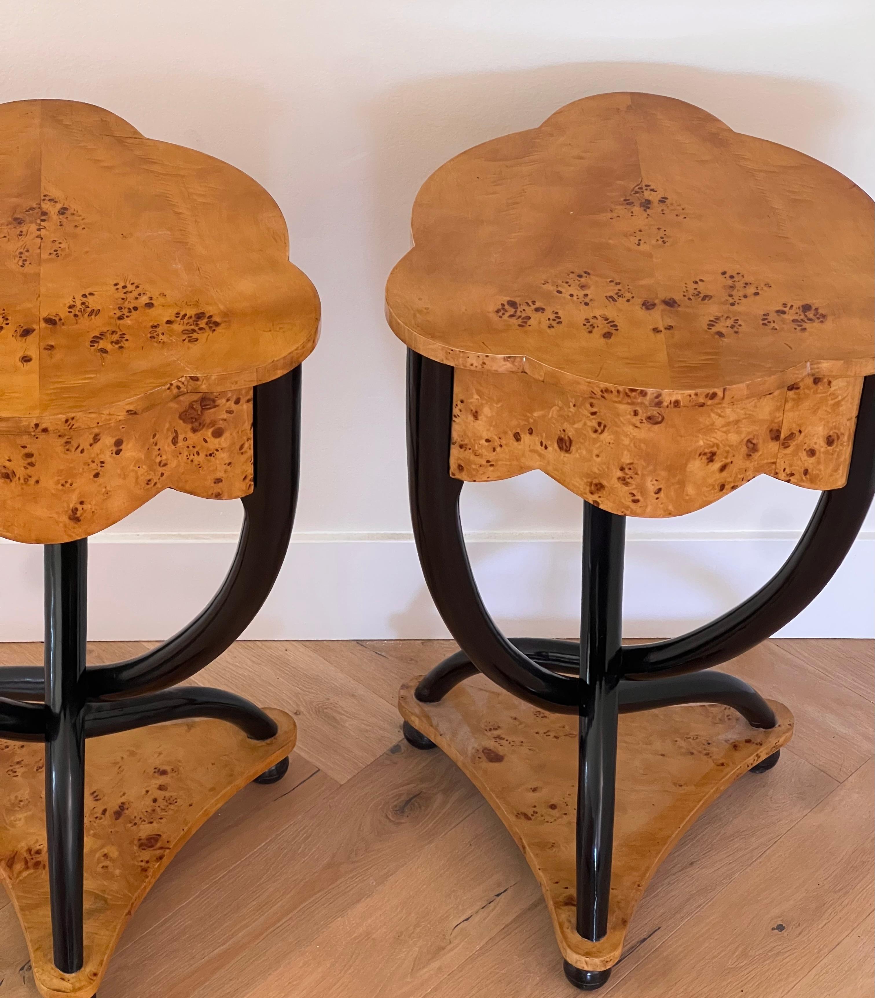 A pair of burl wood Biedermeier side tables, 20th century For Sale 4