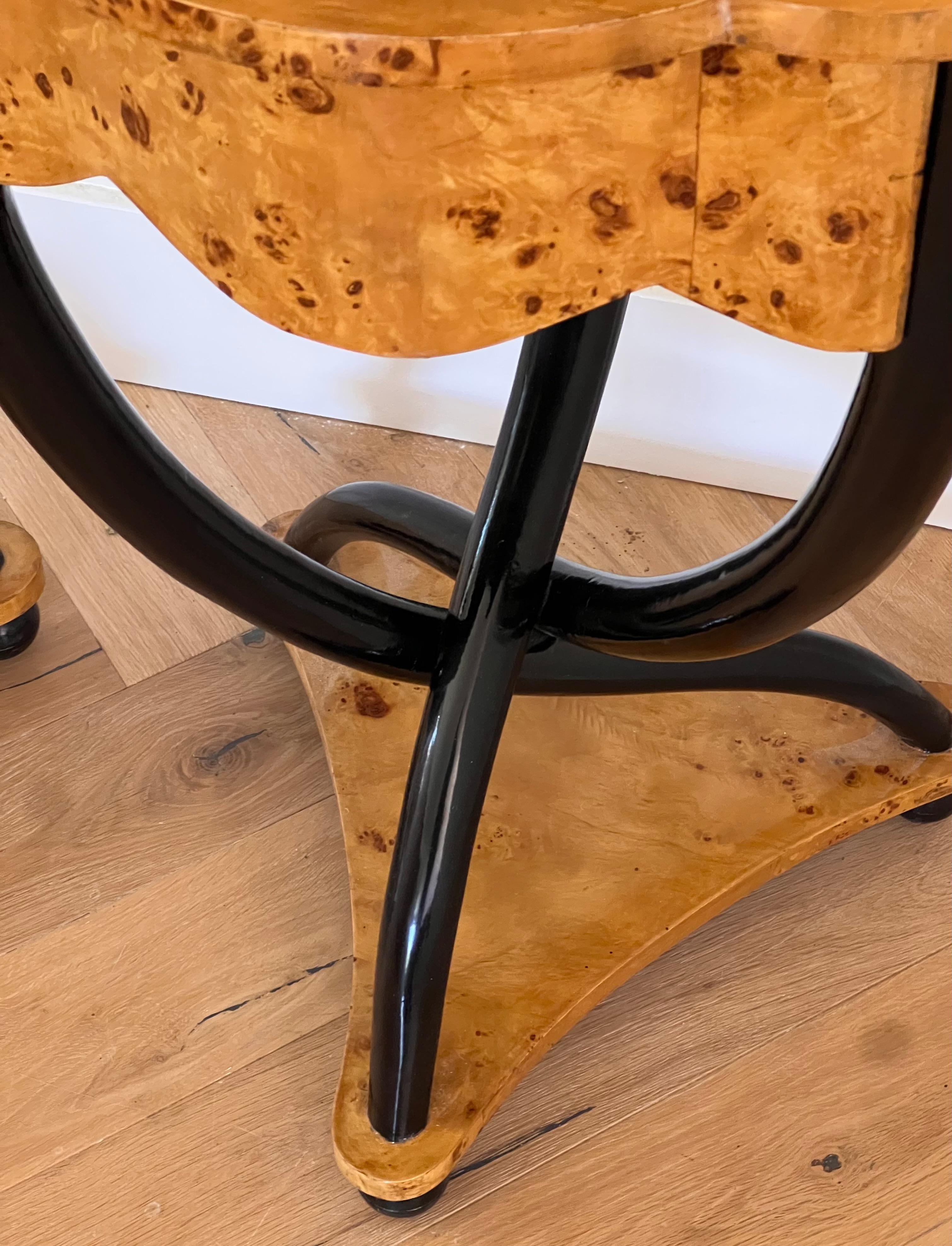 A pair of burl wood Biedermeier side tables, 20th century For Sale 5