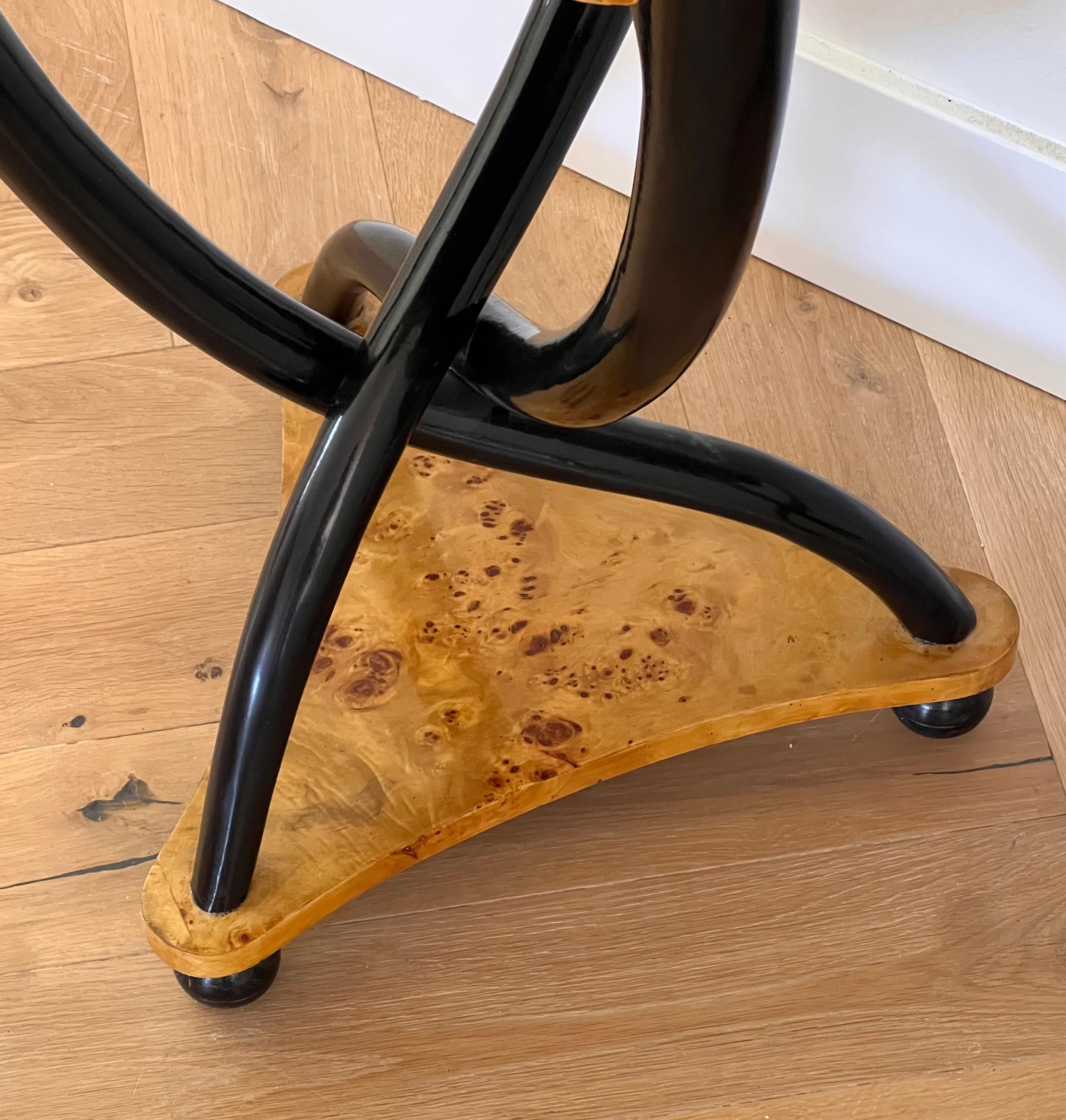 A pair of burl wood Biedermeier side tables, 20th century For Sale 6