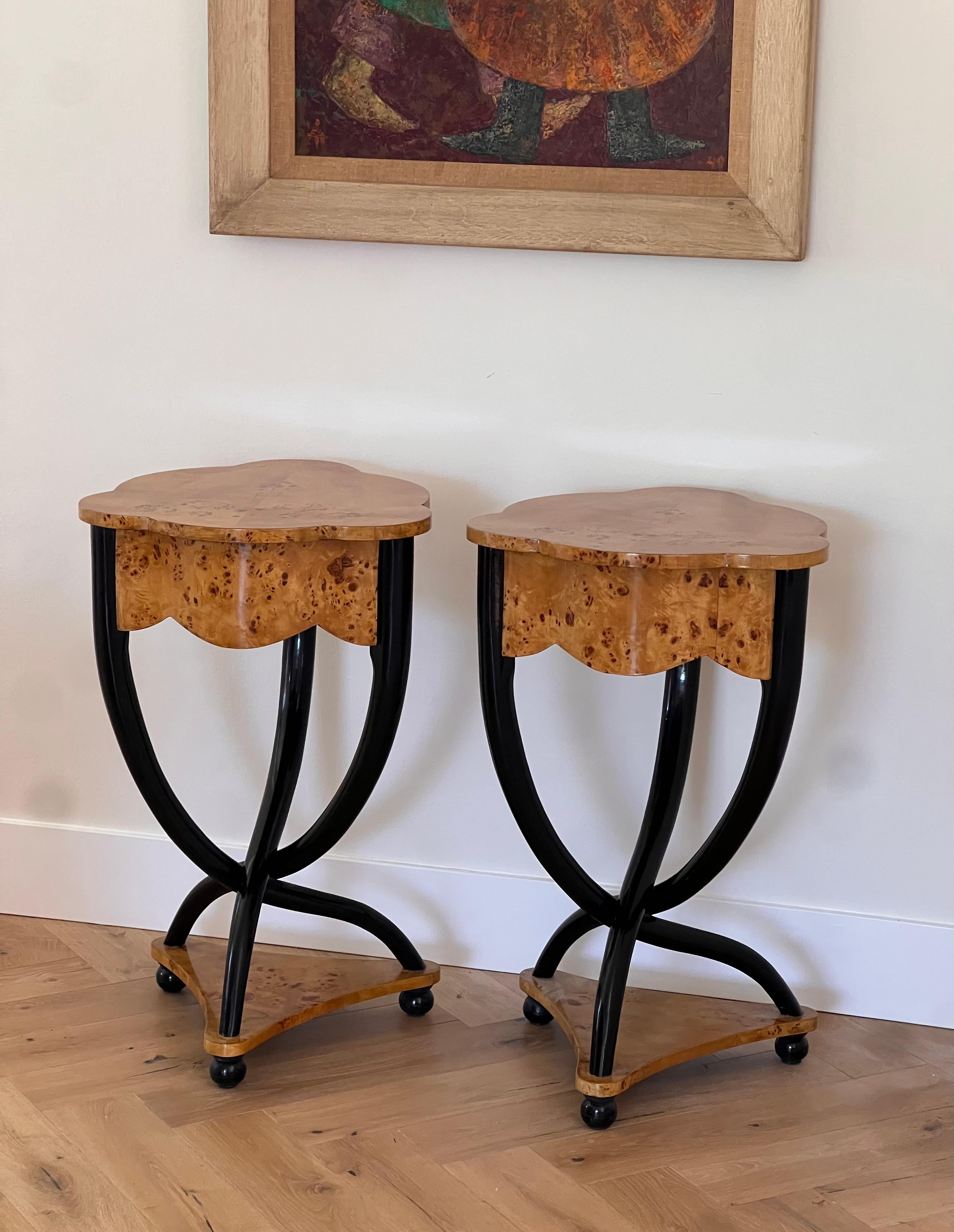 A pair of burl wood Biedermeier side tables, 20th century For Sale 7