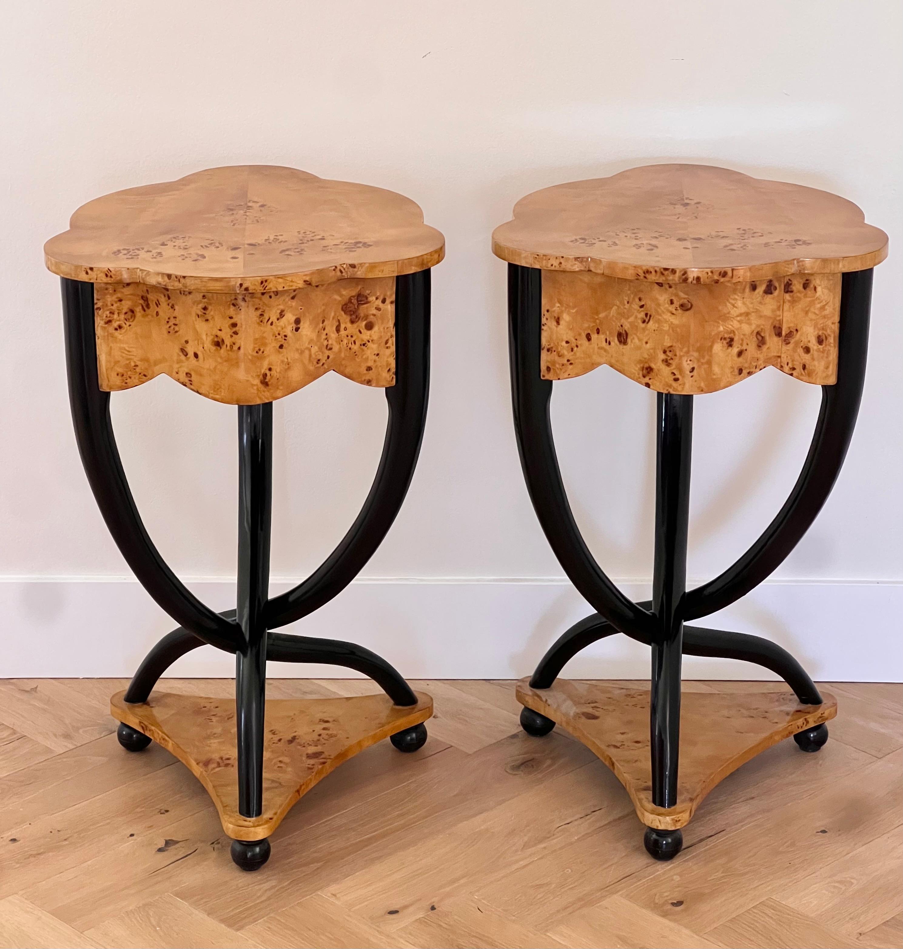 A pair of burl wood Biedermeier side tables, 20th century For Sale 8