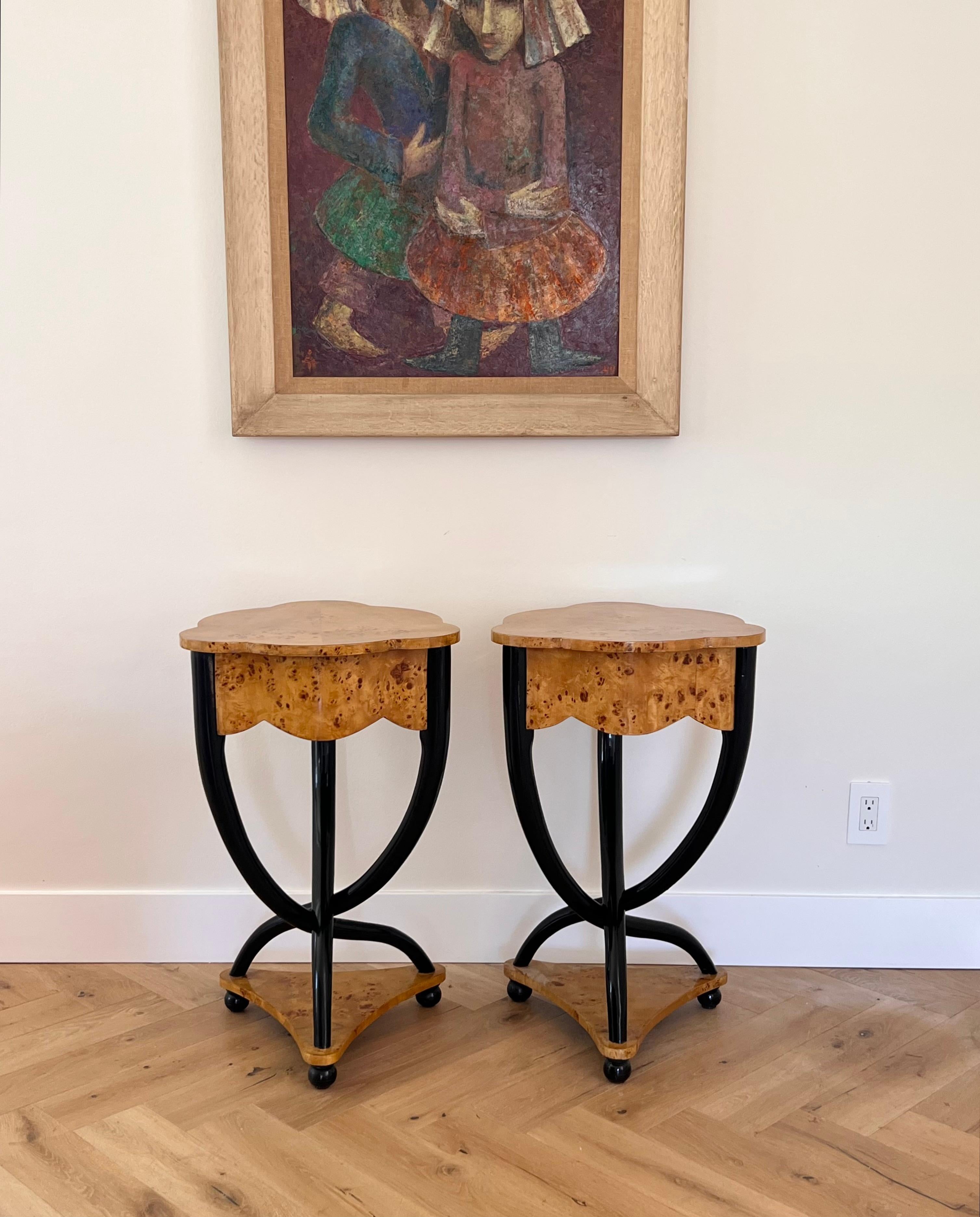 A pair of burl wood Biedermeier side tables, 20th century For Sale 11