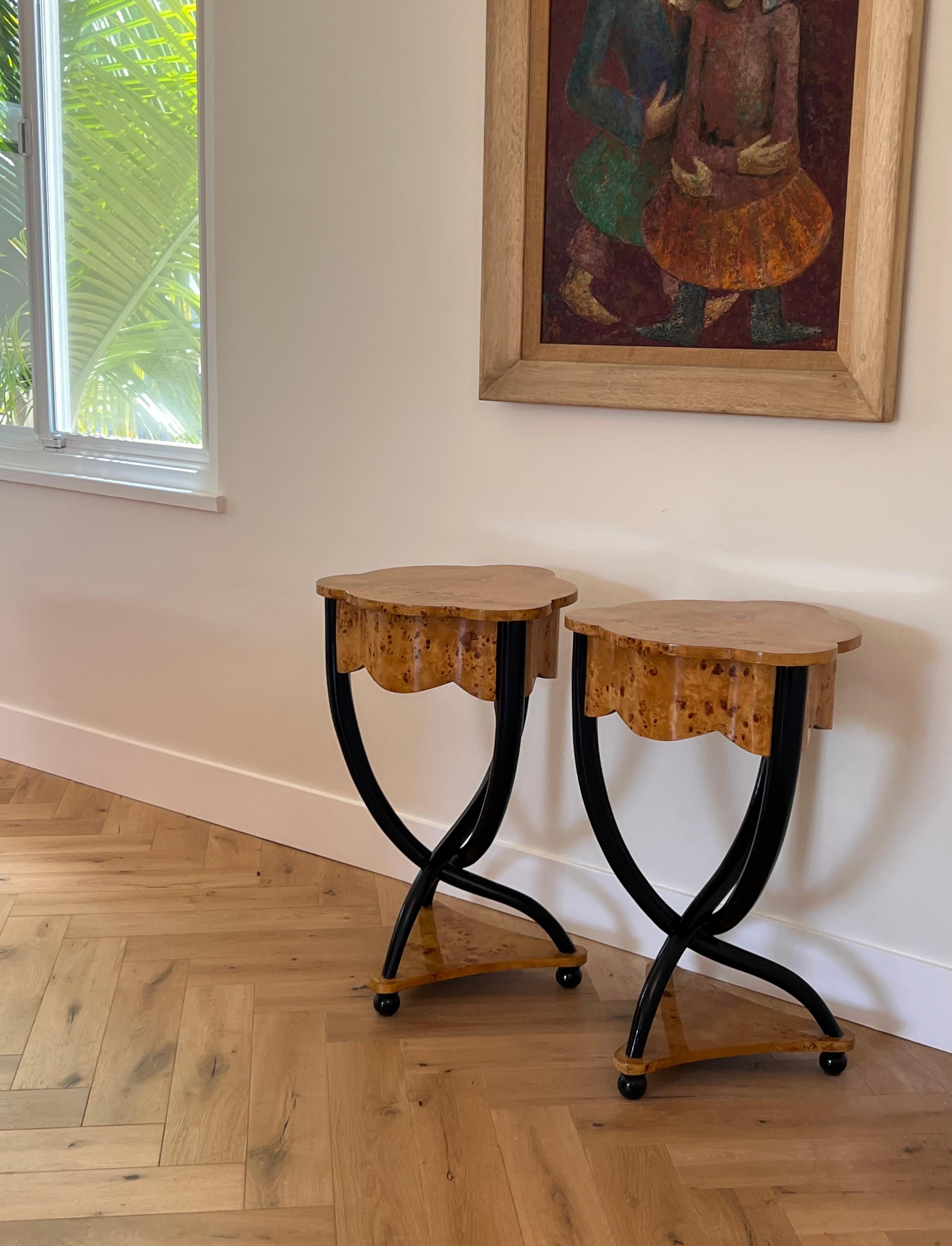 A pair of burl wood Biedermeier side tables, 20th century For Sale 12
