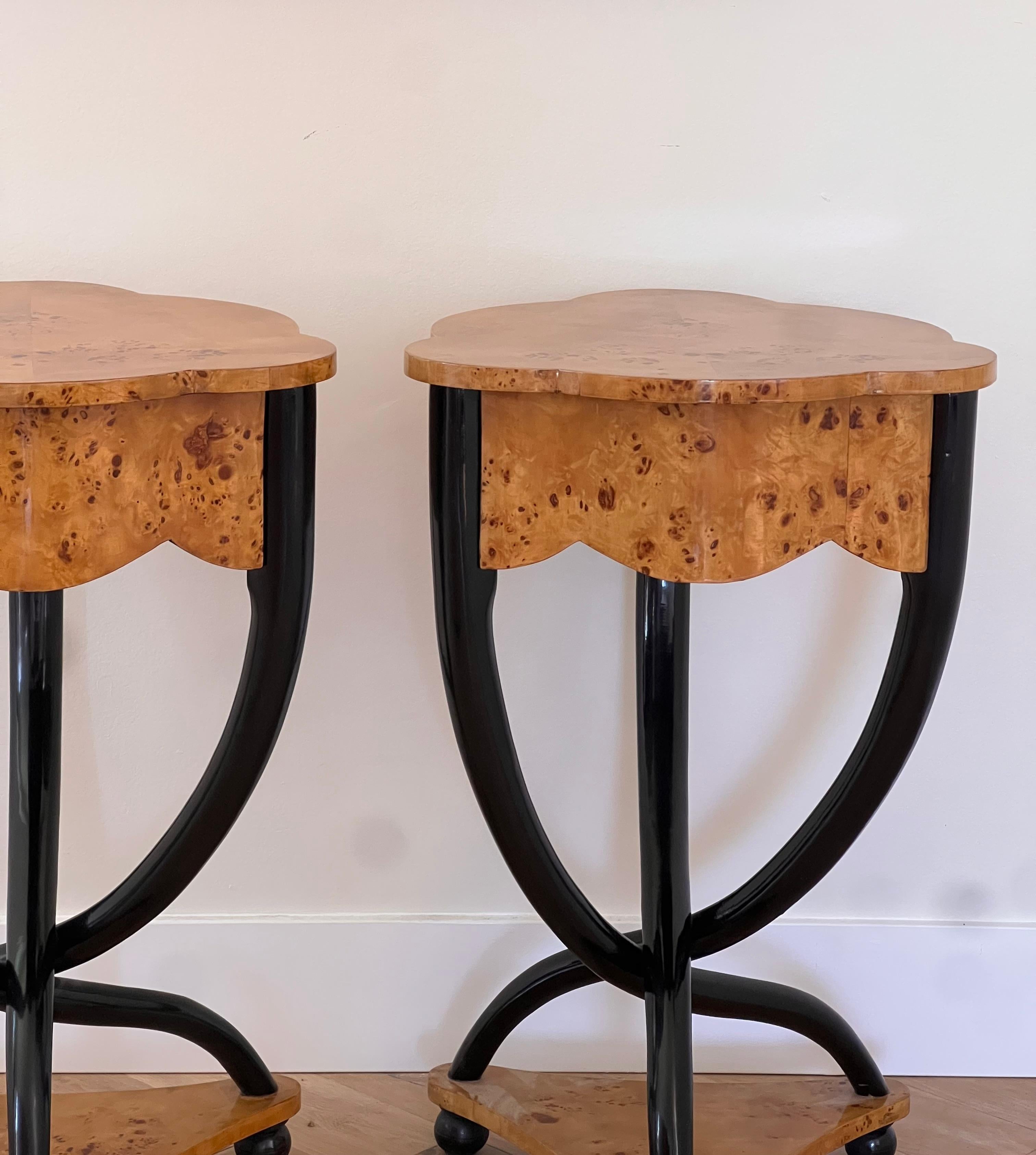 A pair of burl wood Biedermeier side tables, 20th century For Sale 14