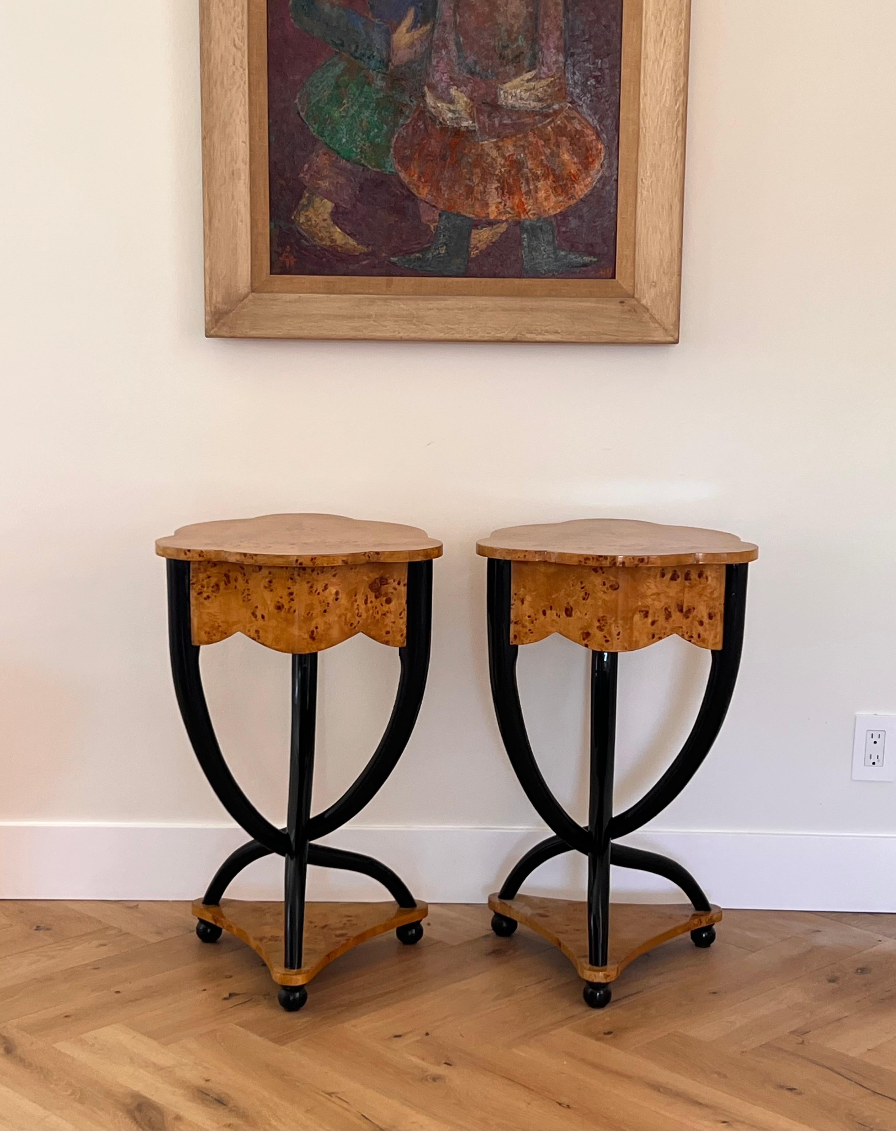 Unknown A pair of burl wood Biedermeier side tables, 20th century For Sale