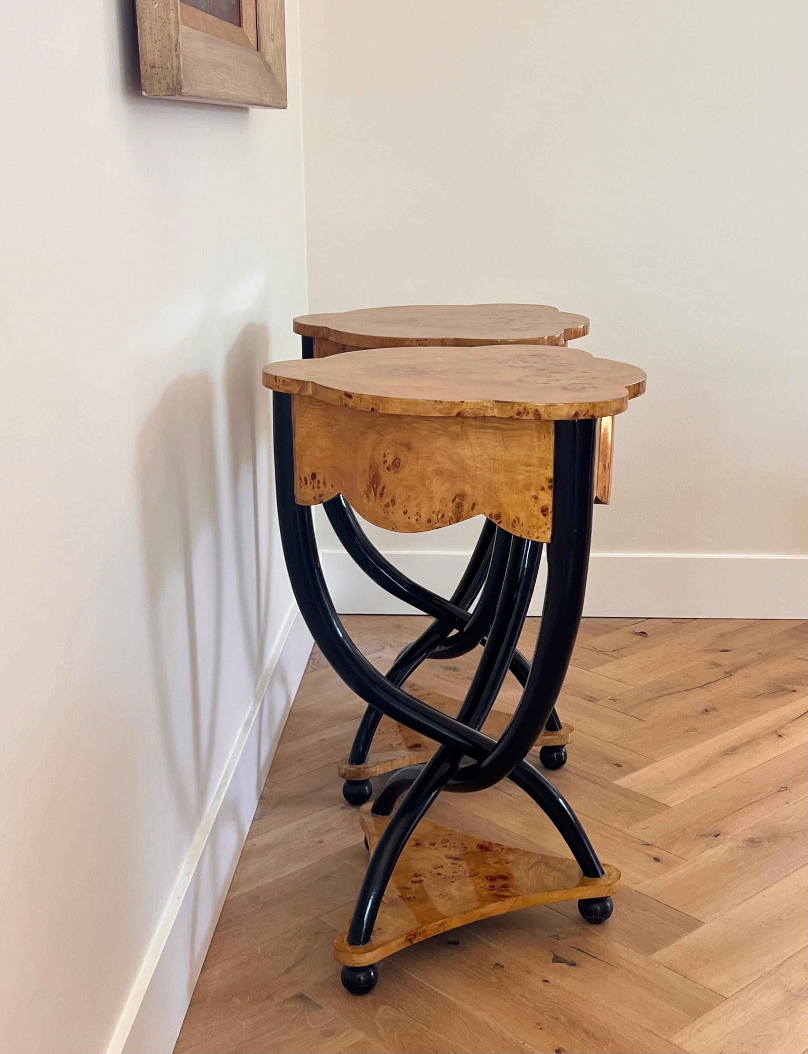 A pair of burl wood Biedermeier side tables, 20th century In Good Condition For Sale In View Park, CA