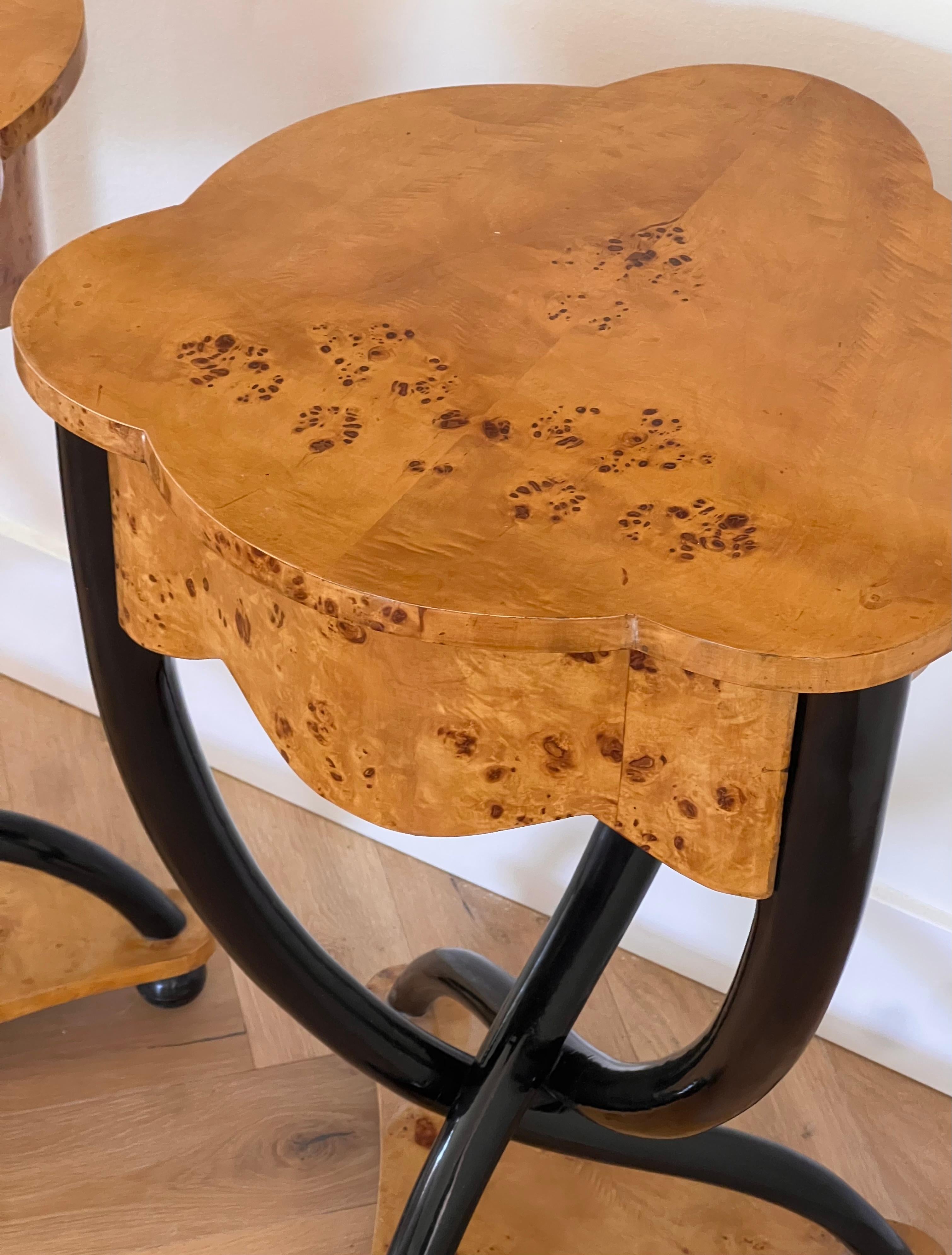 Wood A pair of burl wood Biedermeier side tables, 20th century For Sale