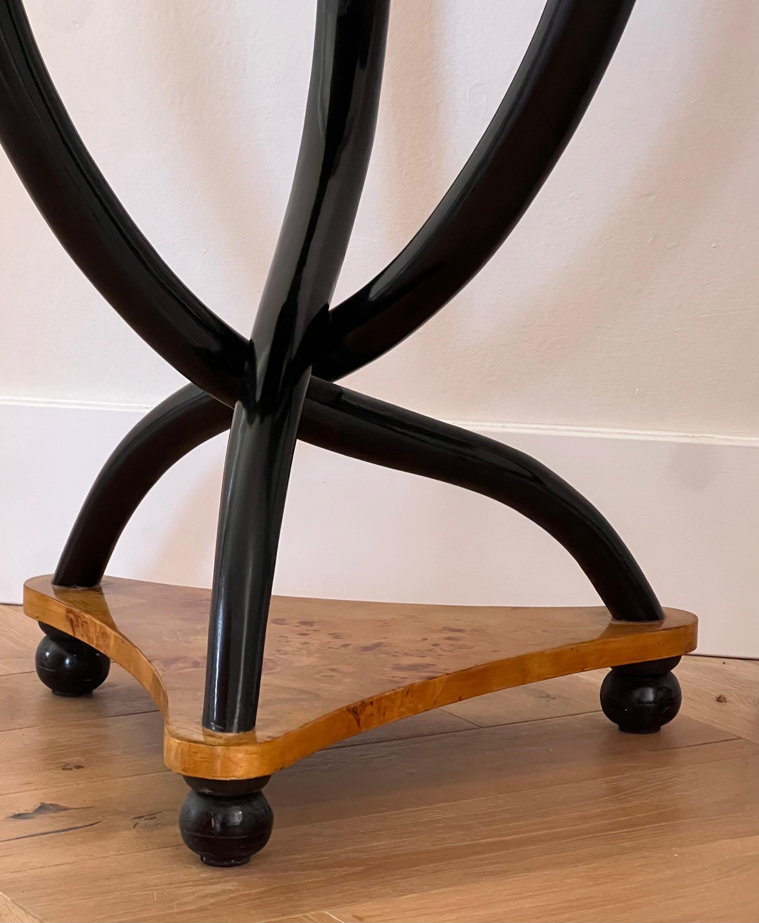 A pair of burl wood Biedermeier side tables, 20th century For Sale 1