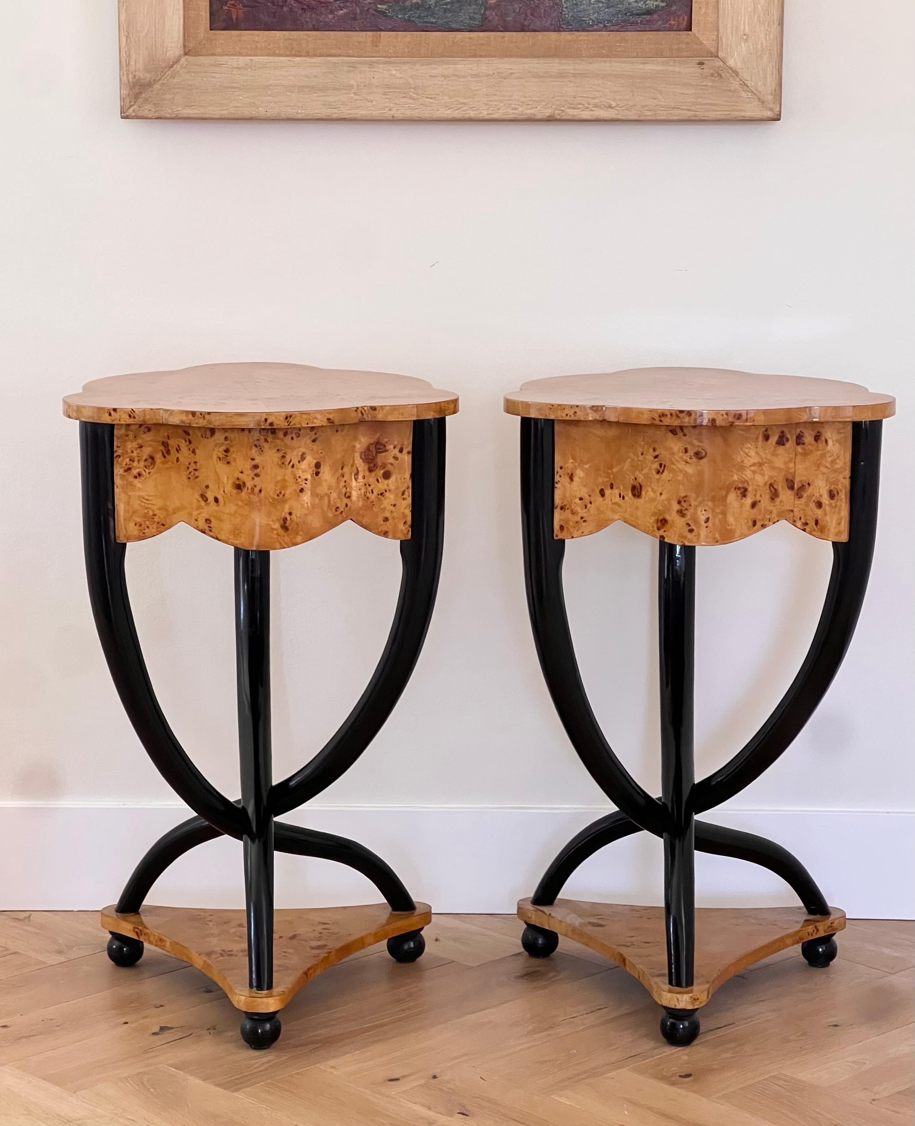 A pair of burl wood Biedermeier side tables, 20th century For Sale 2