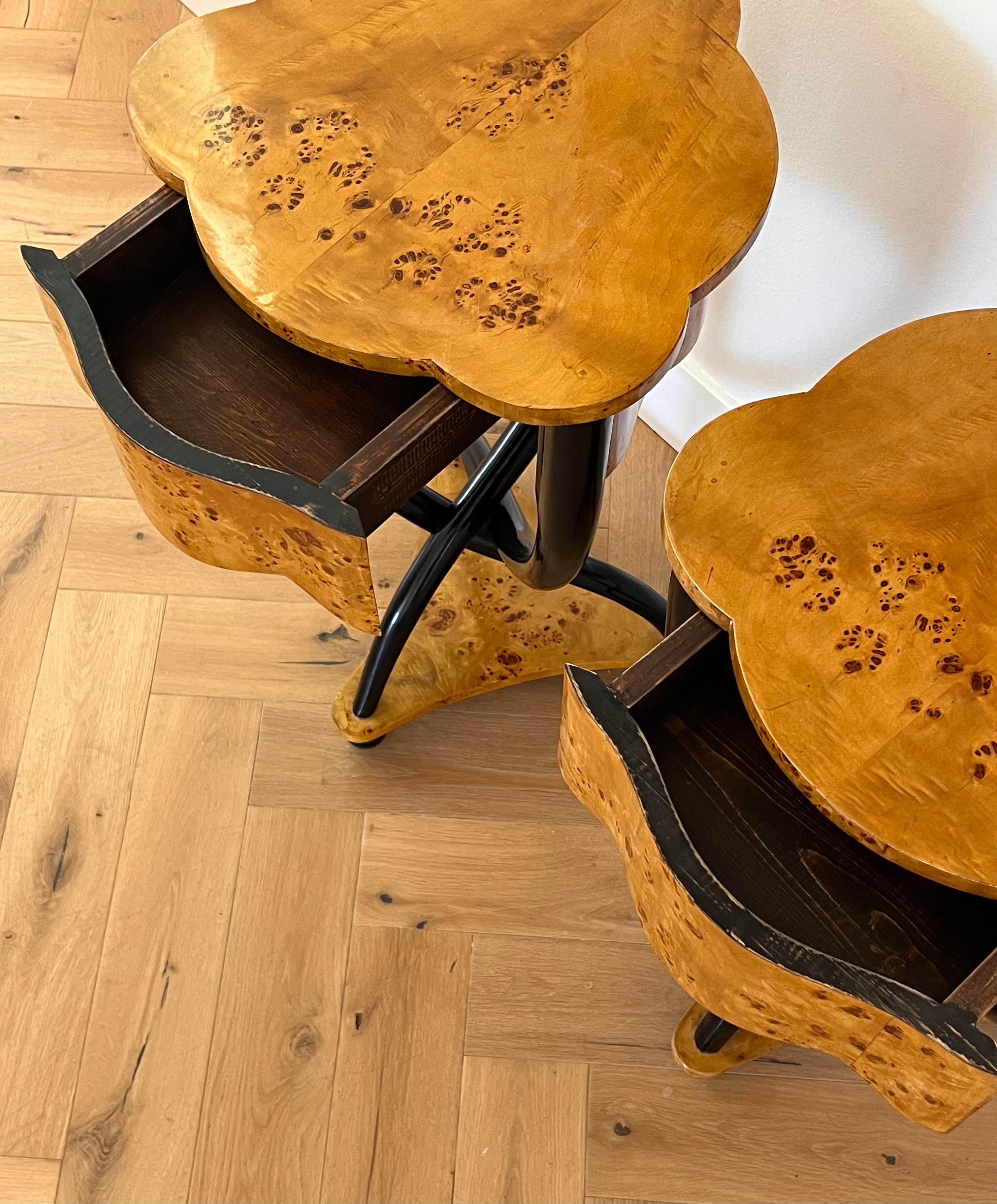 A pair of burl wood Biedermeier side tables, 20th century For Sale 3