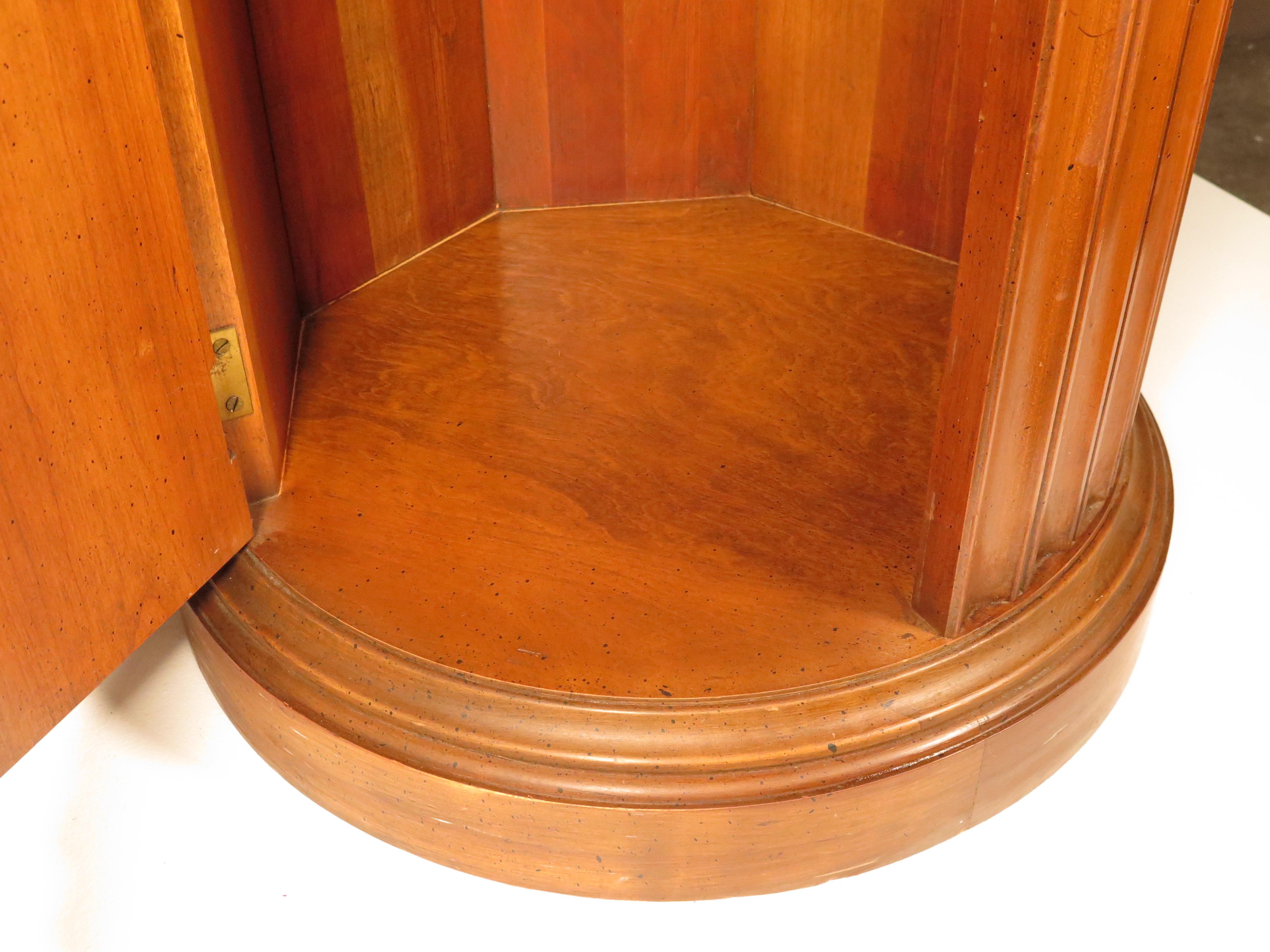 Late 20th Century Pair of Burlwood Pedestal Tables with Speckled Finish For Sale