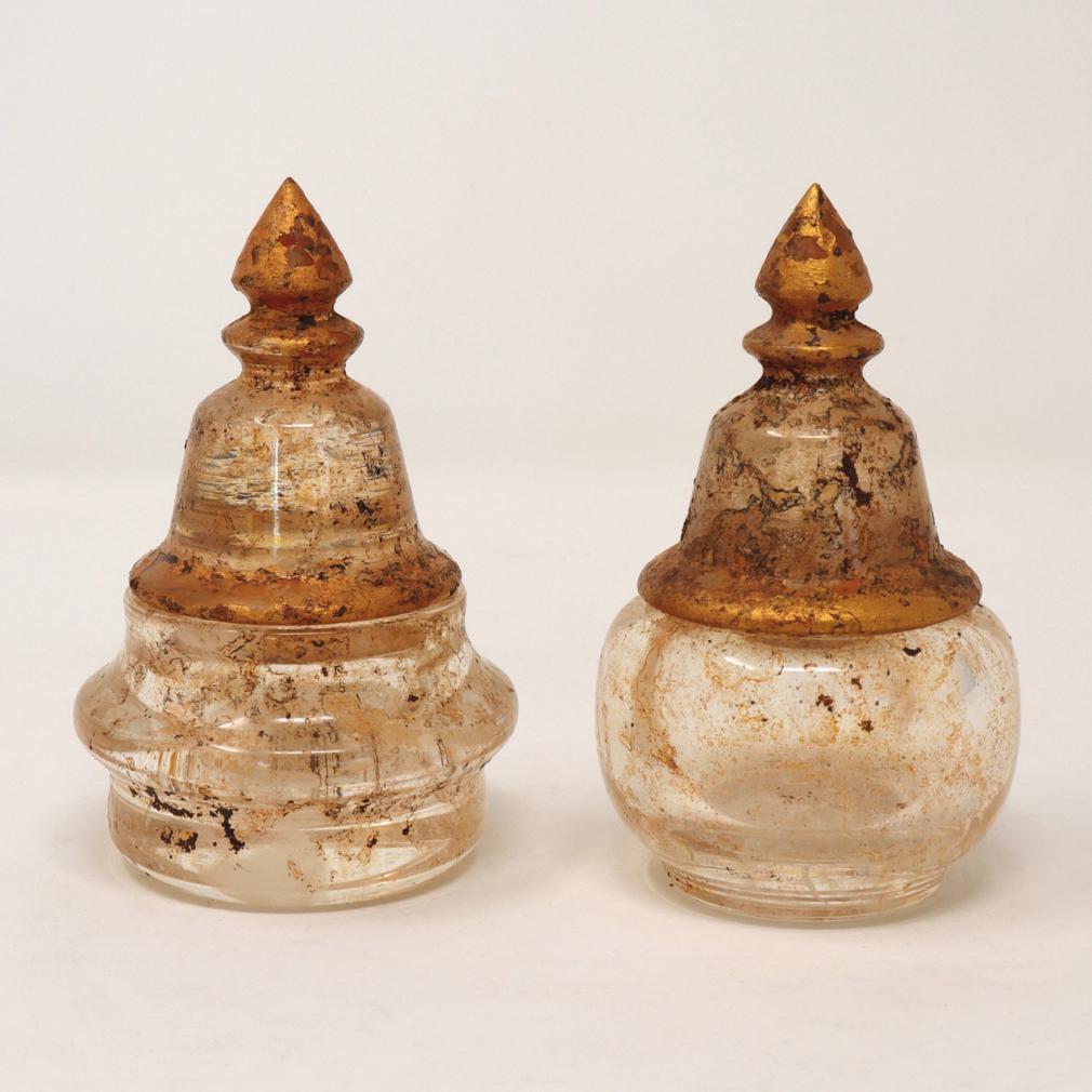 Ein Paar birmanischer Bergkristall-Reliquiare. Zwei buddhistische stupaförmige Gefäße, eines mit einem bauchigen, bettlerschalenförmigen Körper und das andere mit einem geflanschten zylinderförmigen Körper. Jeder Reliquienschrein hat eine hohe