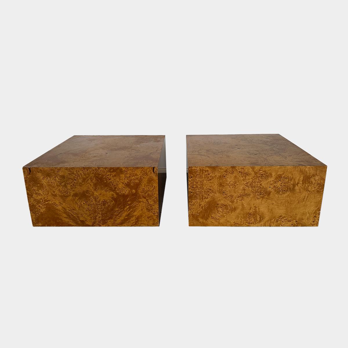 Ein quadratisches, fast würfelförmiges Set von End- oder Beistelltischen aus gut konfiguriertem Burr Elm. 
Möglicherweise von J. C. Mahey oder einem anderen ähnlichen Designer für Roche Bobois. Die Tische sind in gutem Zustand und von sehr guter