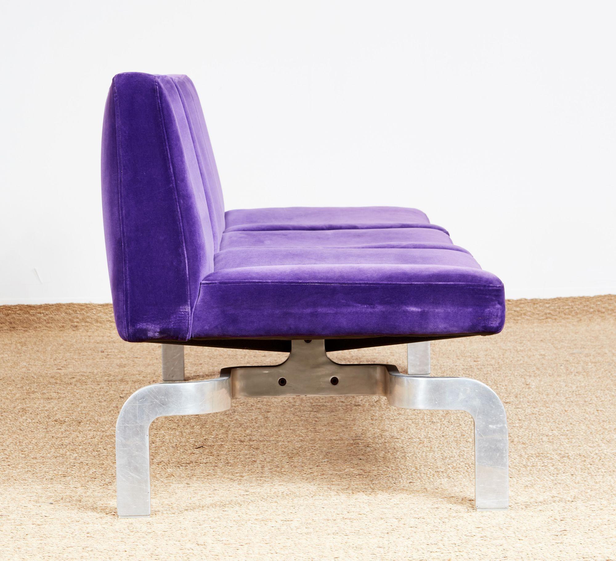 Une paire de canapés légers en velours violet délavé qui semblent flotter - comme des papillons. Réputée avoir été créée par la Maison Jansen pour le hall d'un hôtel parisien, elle apporte aujourd'hui le même luxe et la même fantaisie dans votre