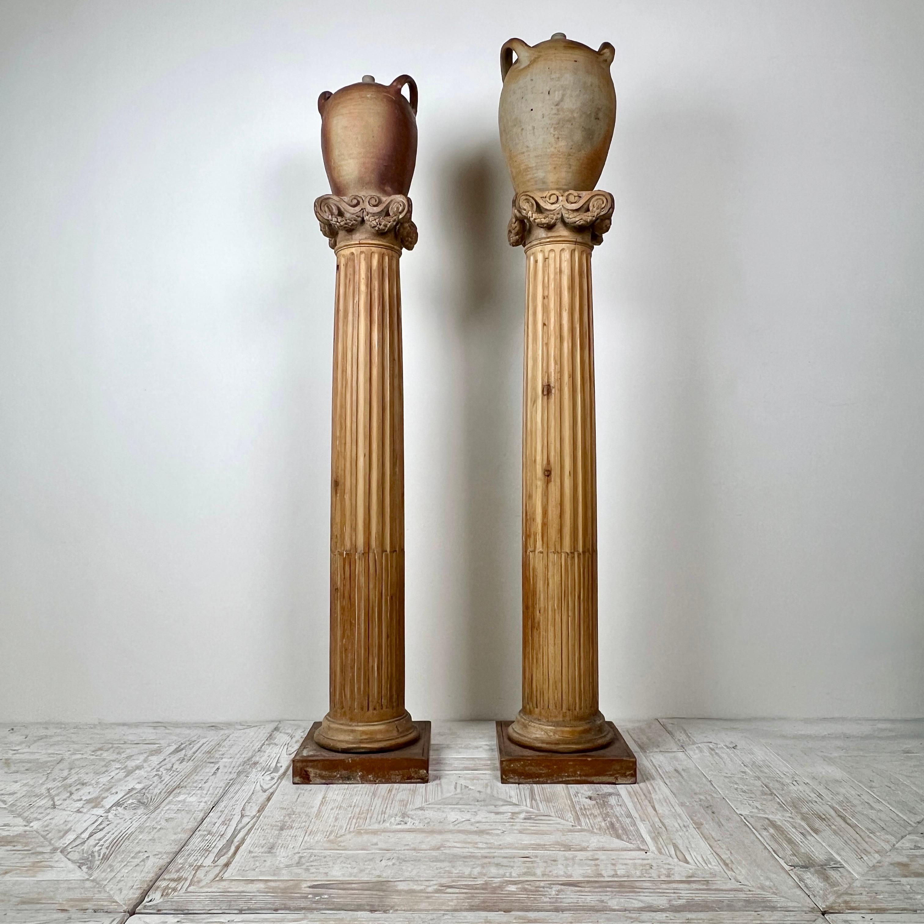 Preciosa pareja de columnas clásicas de pino del siglo XIX

Encantadora pareja de columnas de pino del siglo XIX de estilo clásico. Cada uno de ellos presenta capiteles bellamente tallados, adornados con elegantes guirnaldas de hojas de laurel y