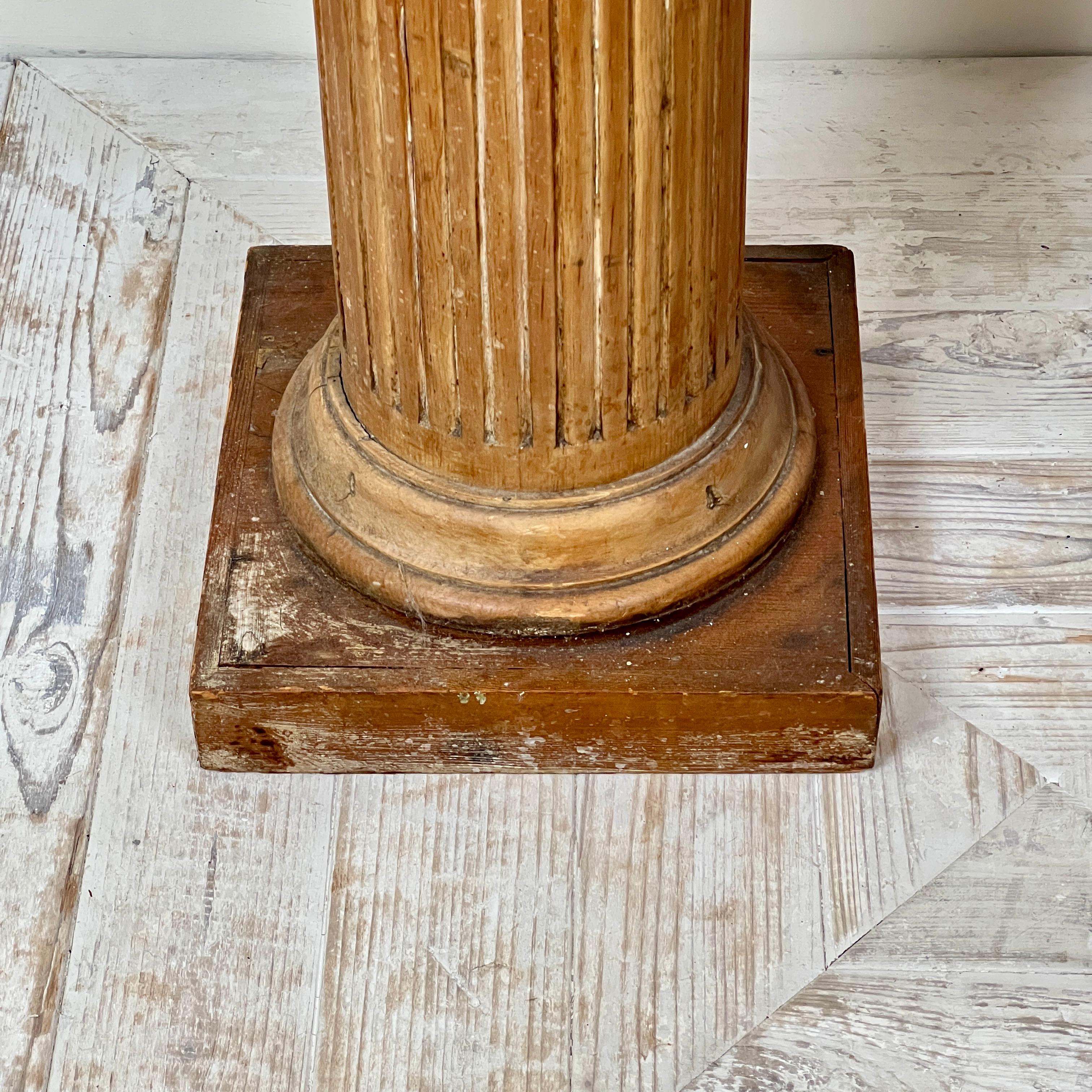 Un par de columnas clásicas de pino del siglo XIX Tallado a mano en venta
