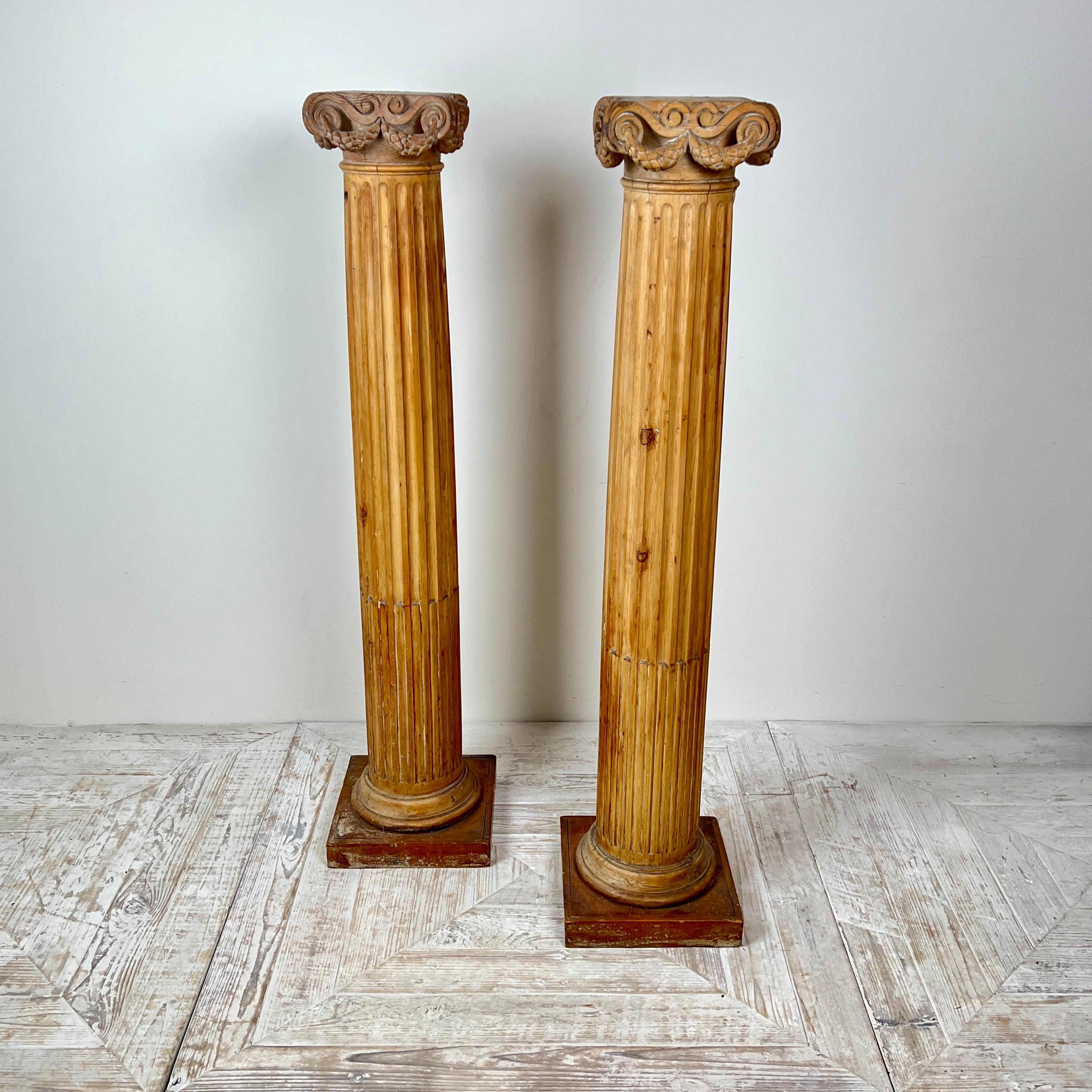 Un par de columnas clásicas de pino del siglo XIX en Bueno estado para la venta en London, GB