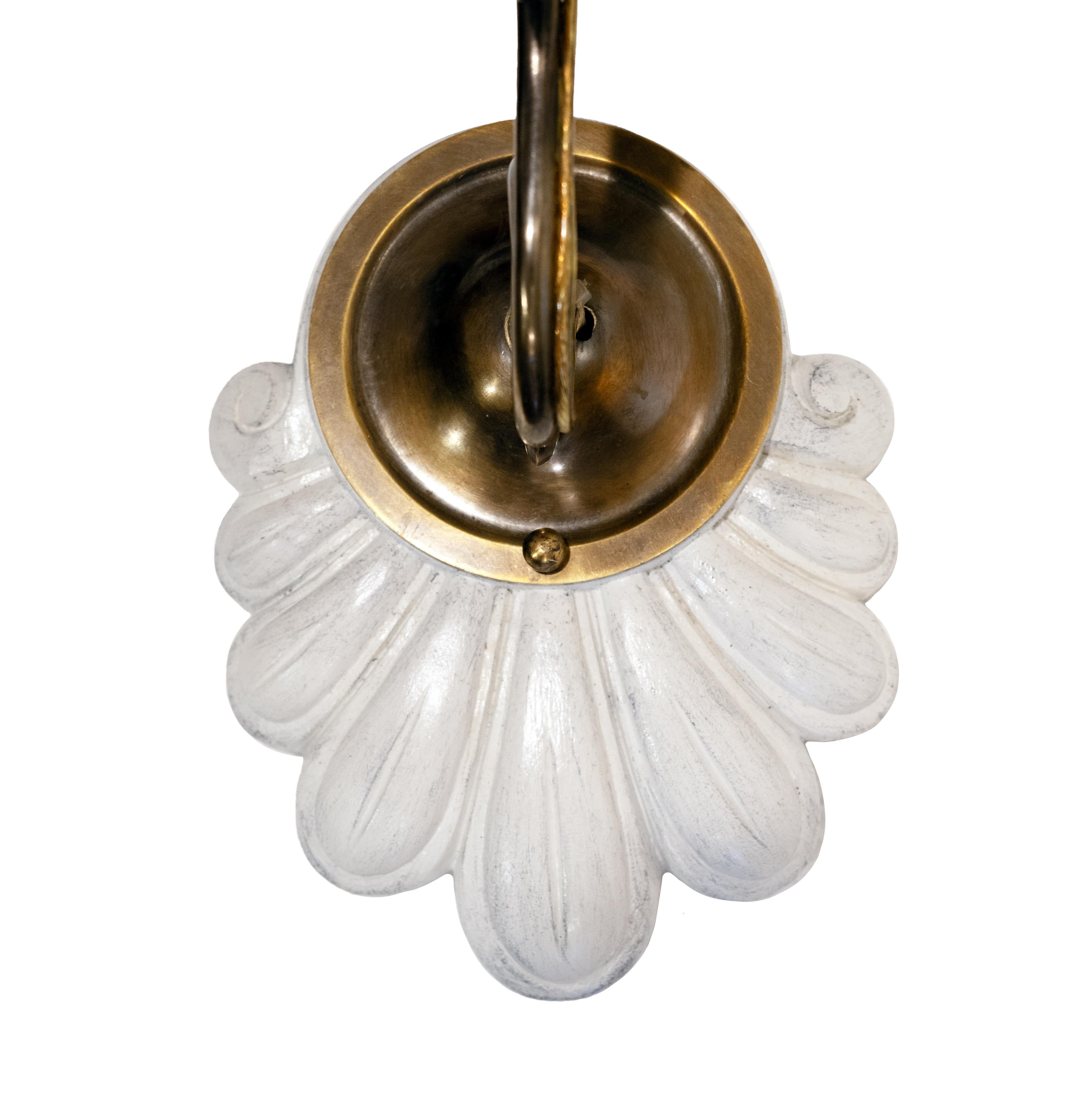 Paire de plaques de fond de style géorgien en acajou sculpté à la main, avec une finition peinte à la main en blanc antique, des garnitures d'applique en laiton patiné et des abat-jour ouragan en verre clair. Electrifiée avec une douille à base