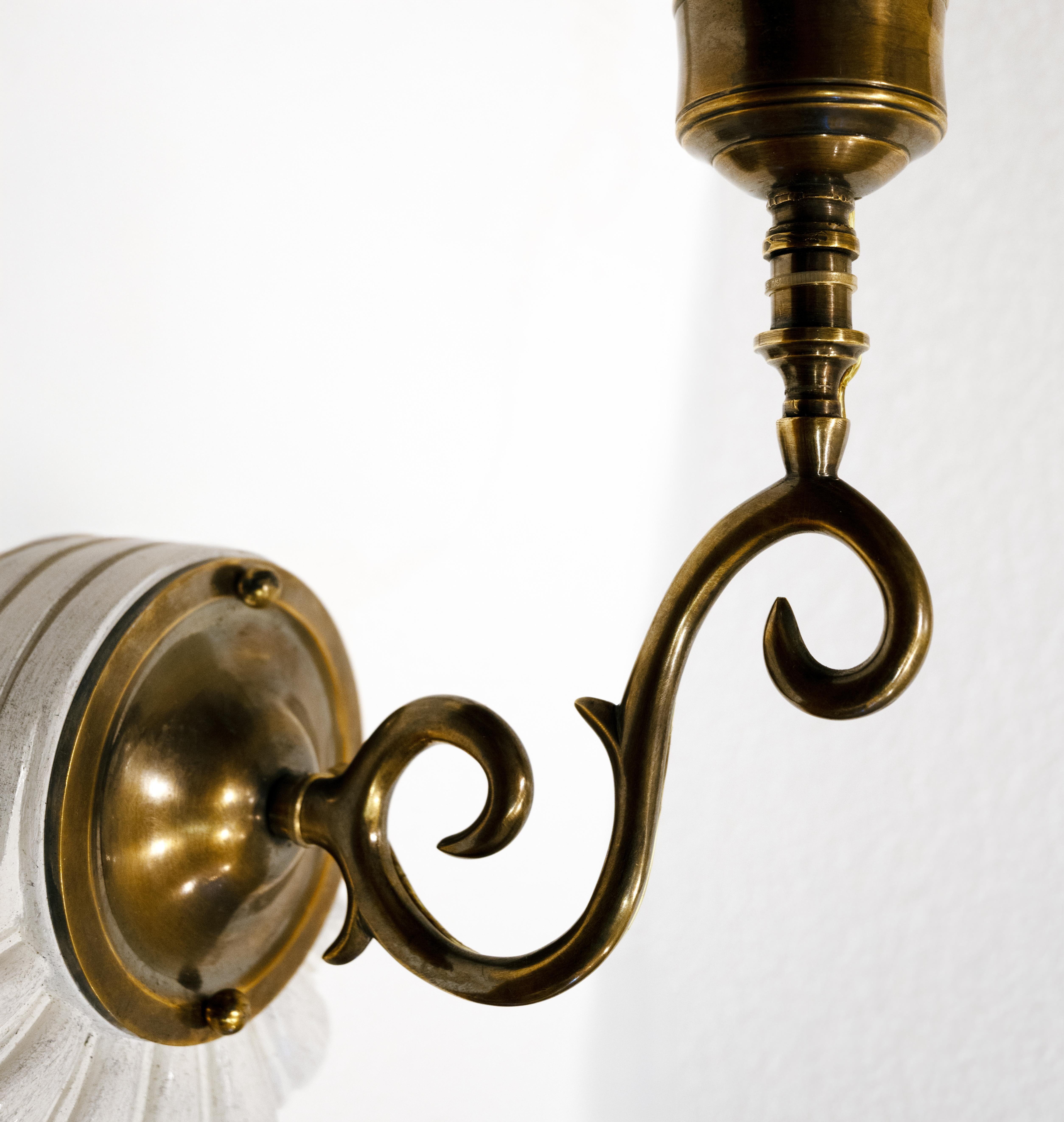Georgien Paire d'appliques Calla avec abat-jour transparent en forme d'ouragan par David Duncan Studio en vente