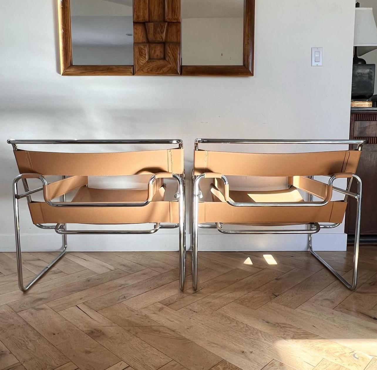 A pair of camel toned leather and chrome Wassily chairs by Marcel Breuer, 20th c In Fair Condition In View Park, CA