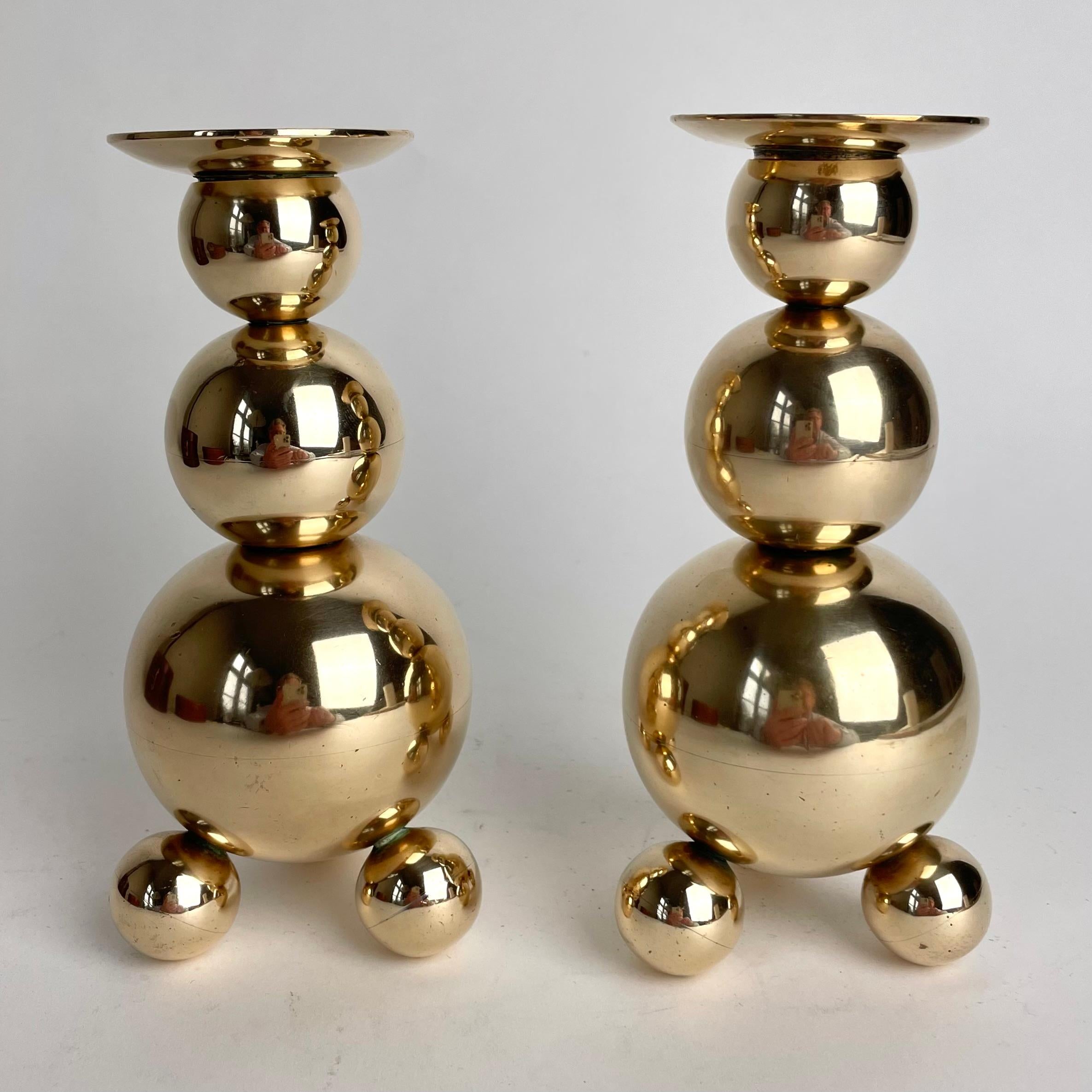Une paire de chandeliers sophistiqués de Gusums Bruk, l'une des usines de laiton les plus connues de Suède, datant du début du 20e siècle. Design/One décoratif avec des boules.


Usure correspondant à l'âge et à l'usage. 