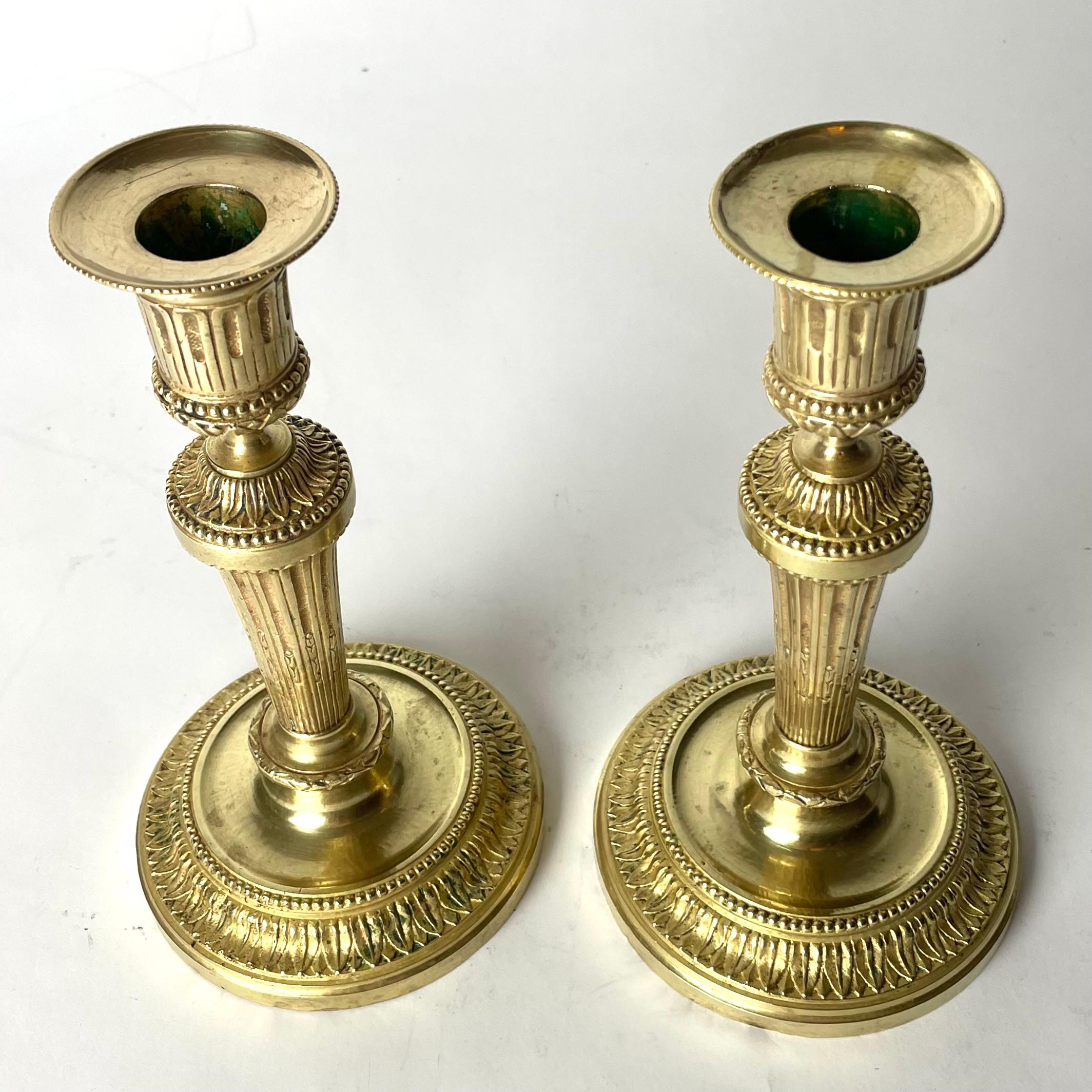 Ein Paar Kerzenständer aus vergoldeter Bronze, 19. Jahrhundert, im Stil von Directoire (Vergoldet) im Angebot