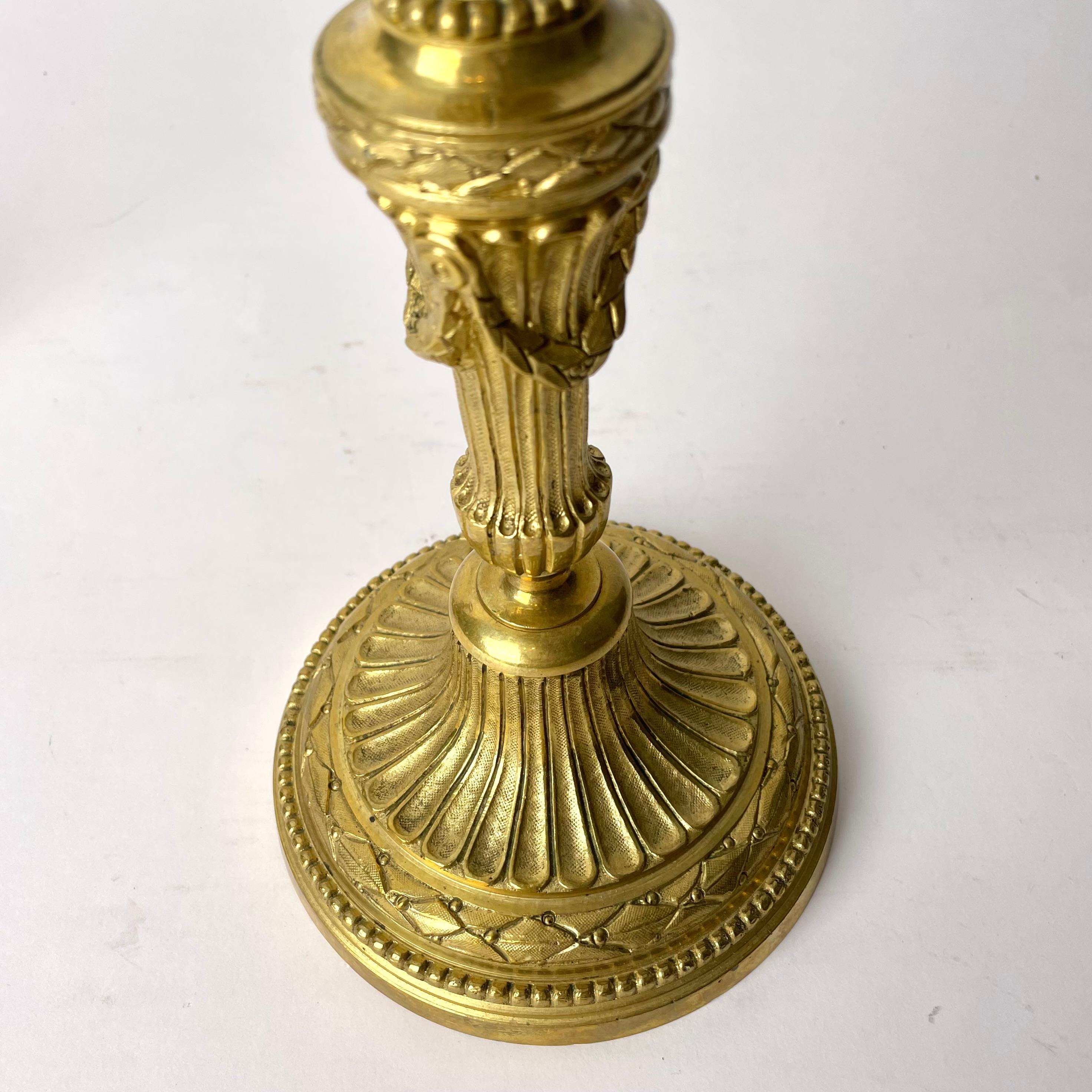 Ein Paar Kerzenständer aus vergoldeter Bronze, 19. Jahrhundert, im Stil von Louis XVI. (Vergoldet) im Angebot