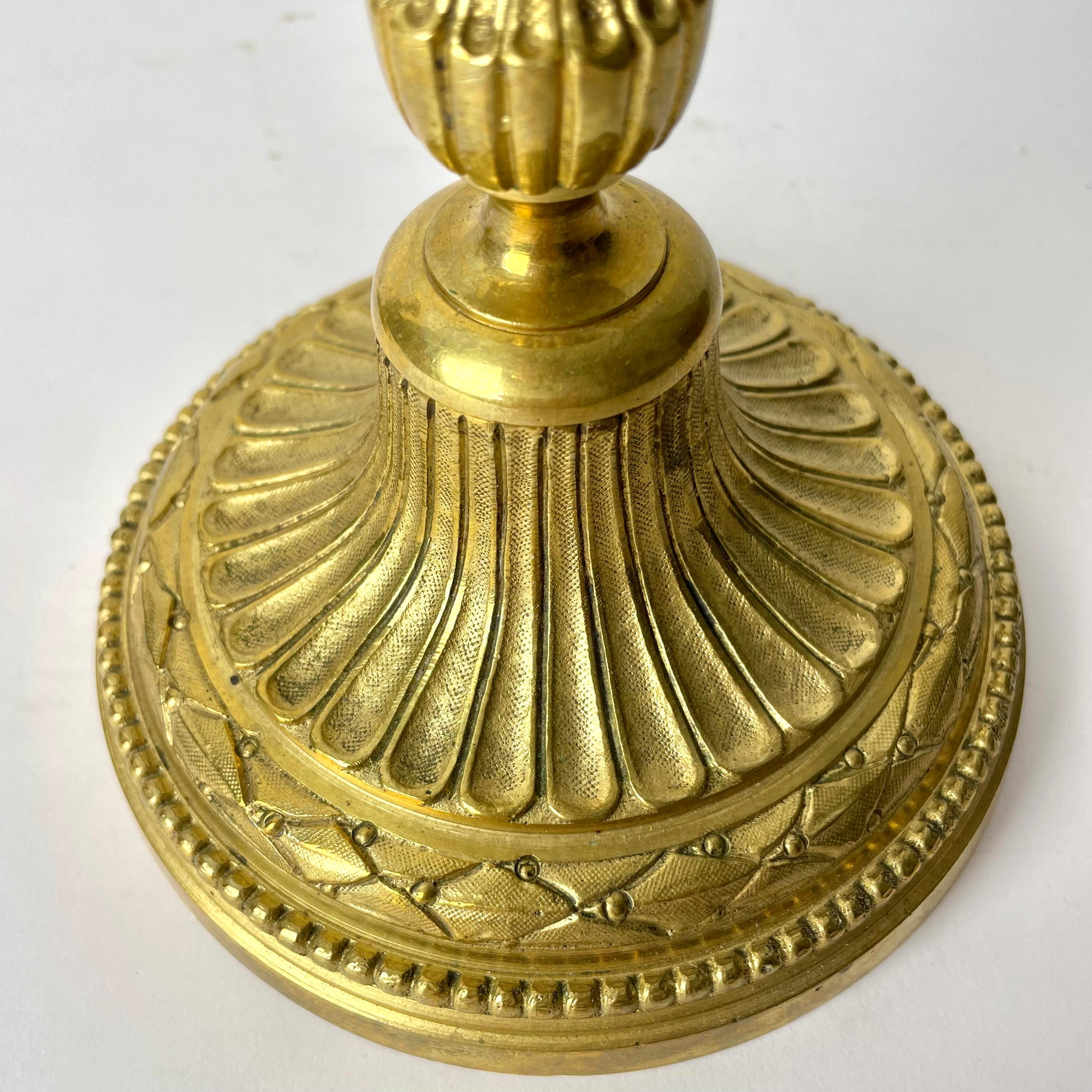Paire de bougeoirs en bronze doré, 19ème siècle, dans le style de Louis XVI en vente 1